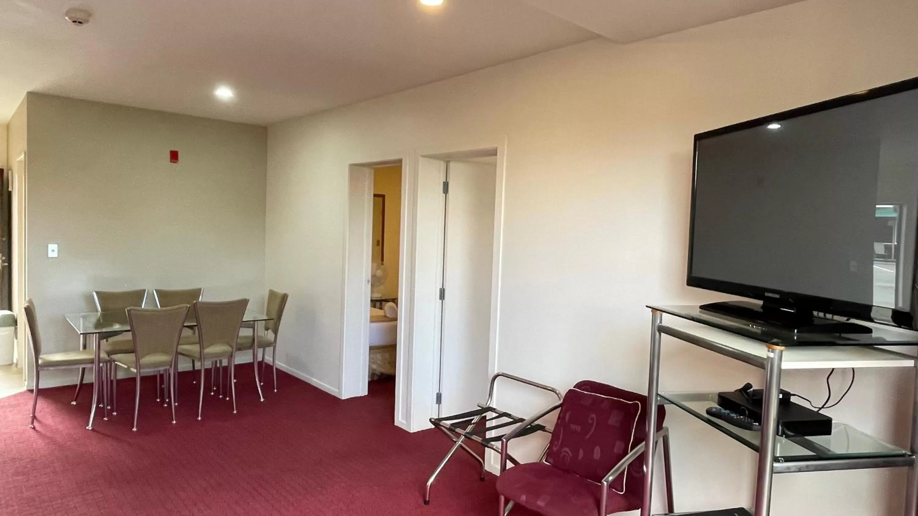 Communal lounge/ TV room in Chantillys Motor Lodge