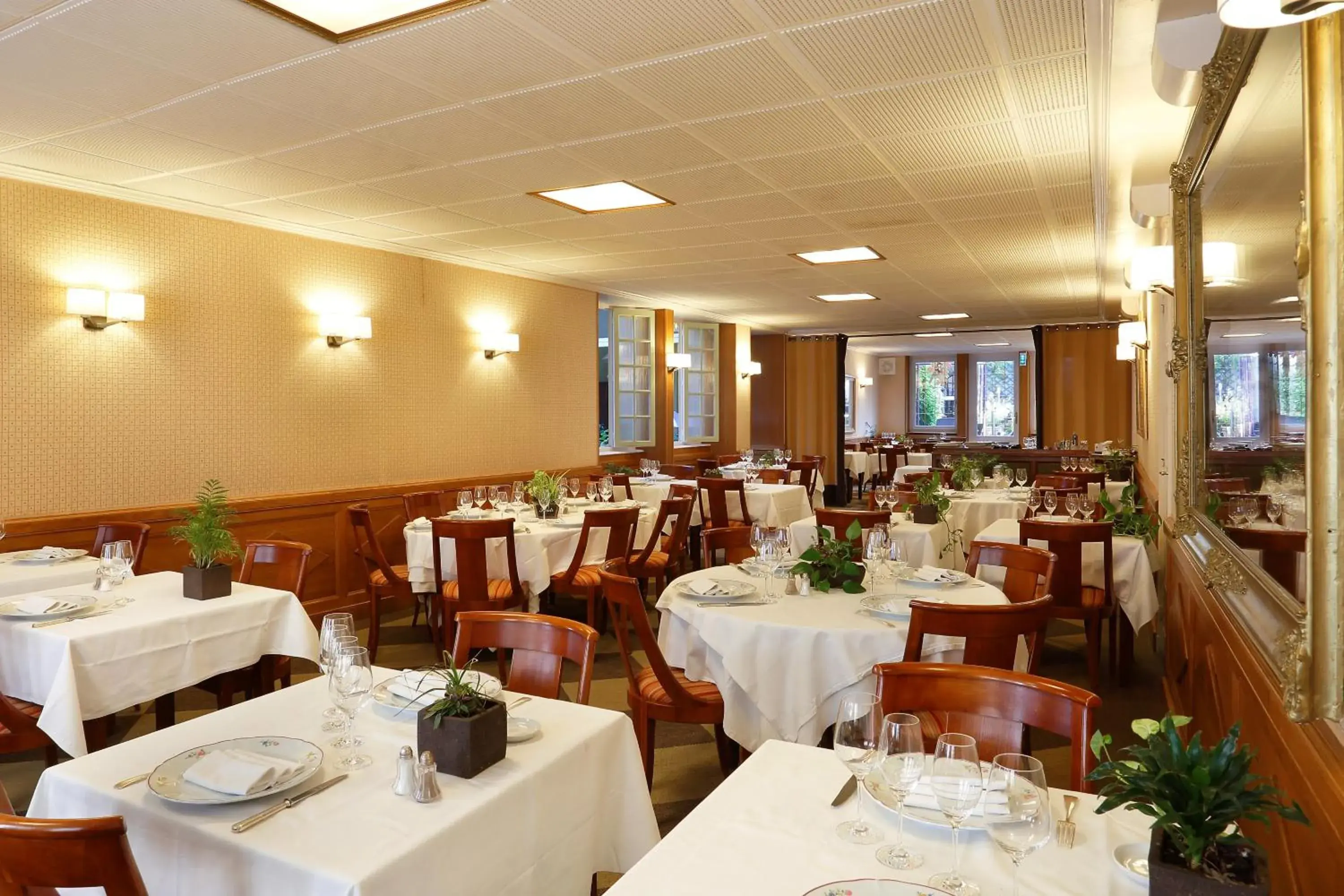 Restaurant/Places to Eat in The Originals Boutique, Hostellerie des Trois Pigeons, Paray-le-Monial (Inter-Hotel)