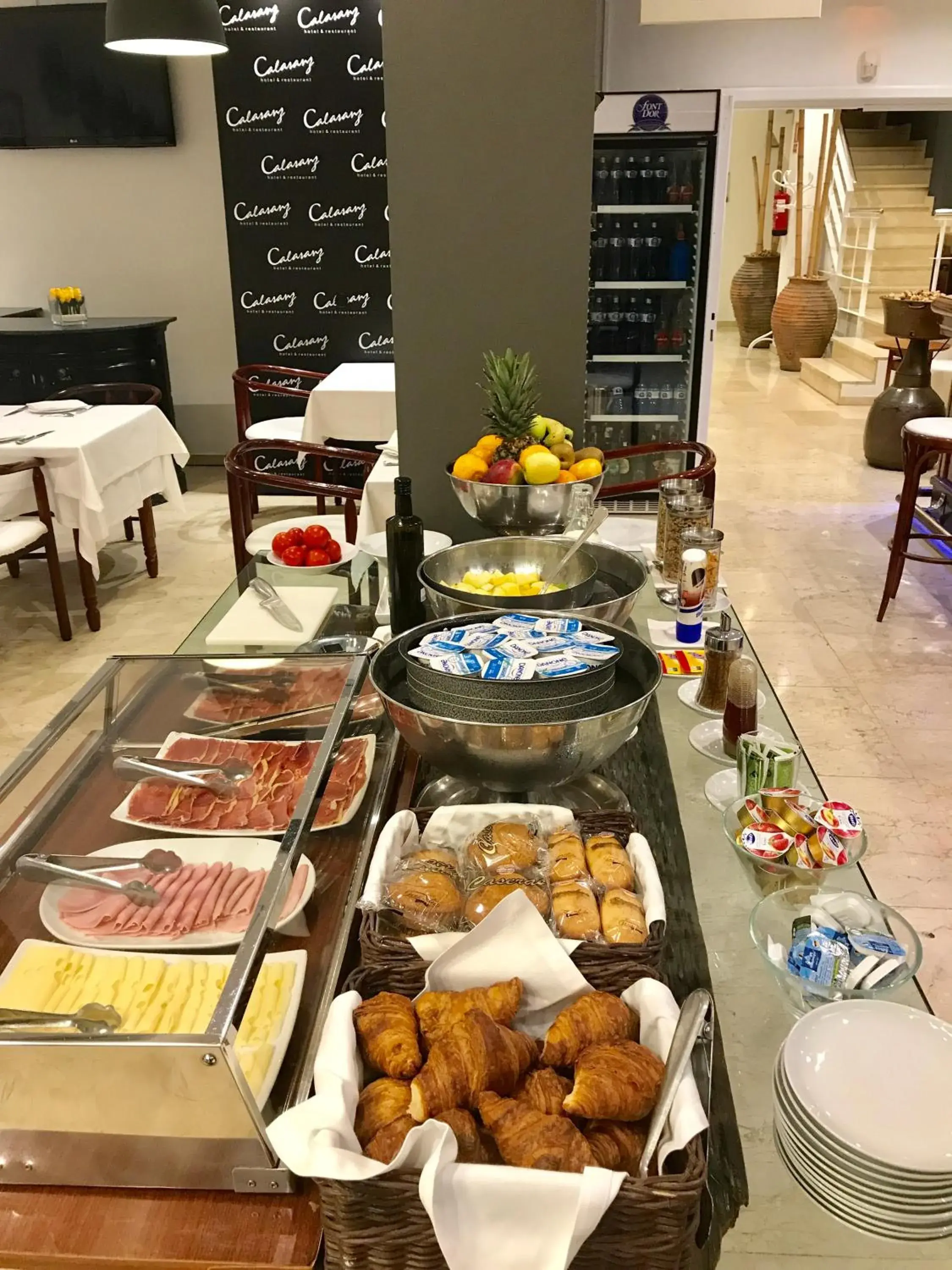 Buffet breakfast in Hotel Calasanz