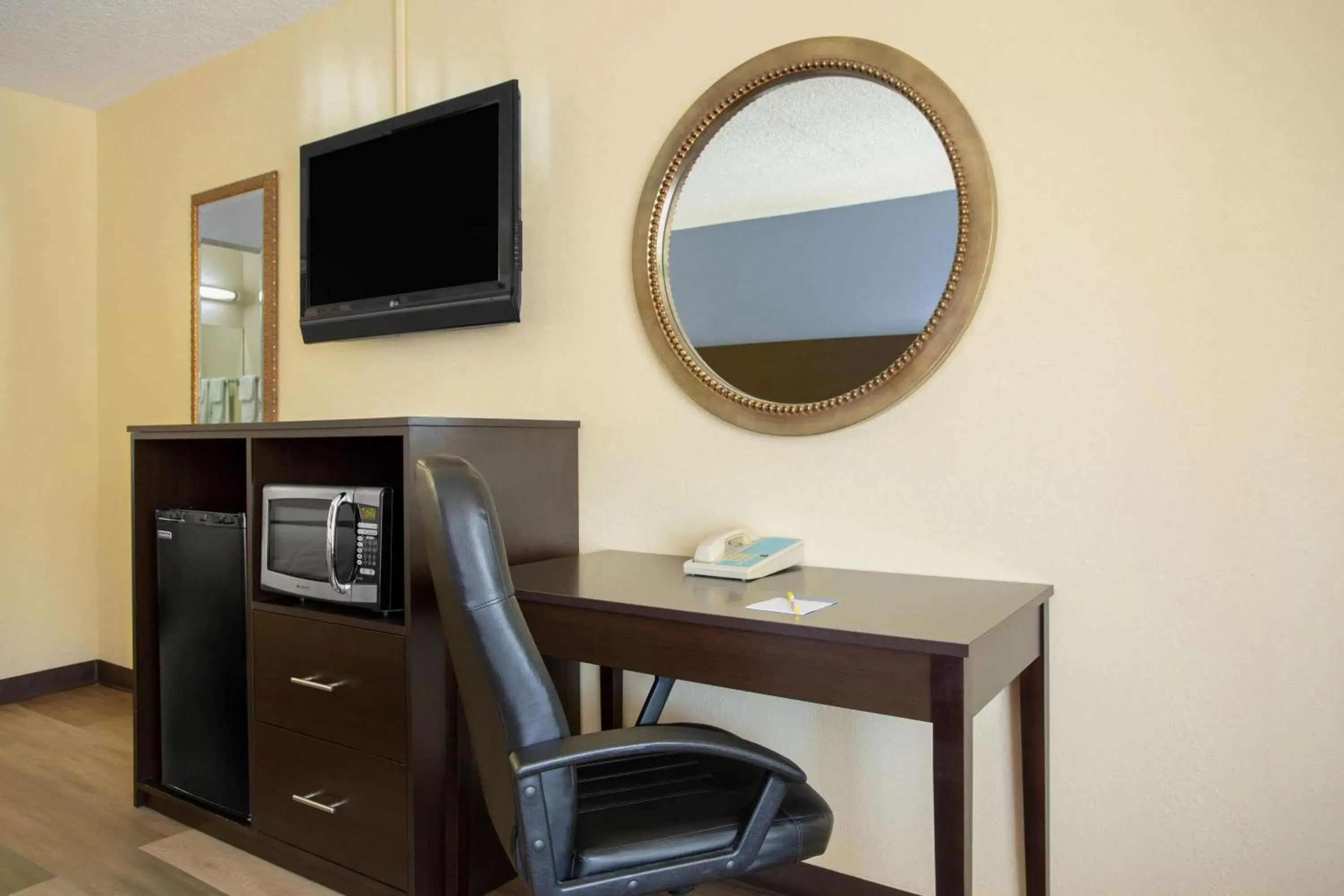 Photo of the whole room, TV/Entertainment Center in Days Inn by Wyndham Greensboro Airport