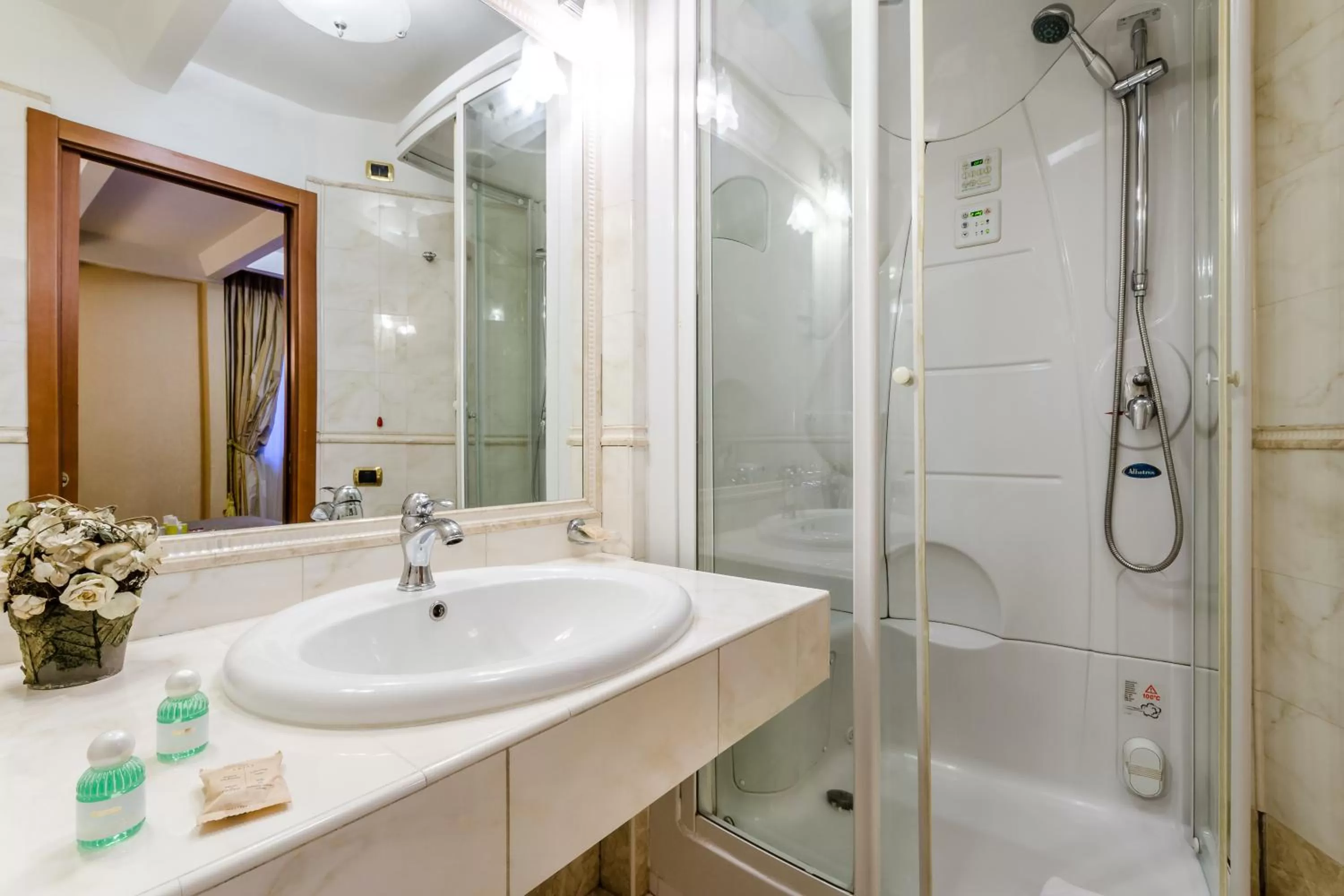 Bathroom in Luxury Rooms H 2000 Roma