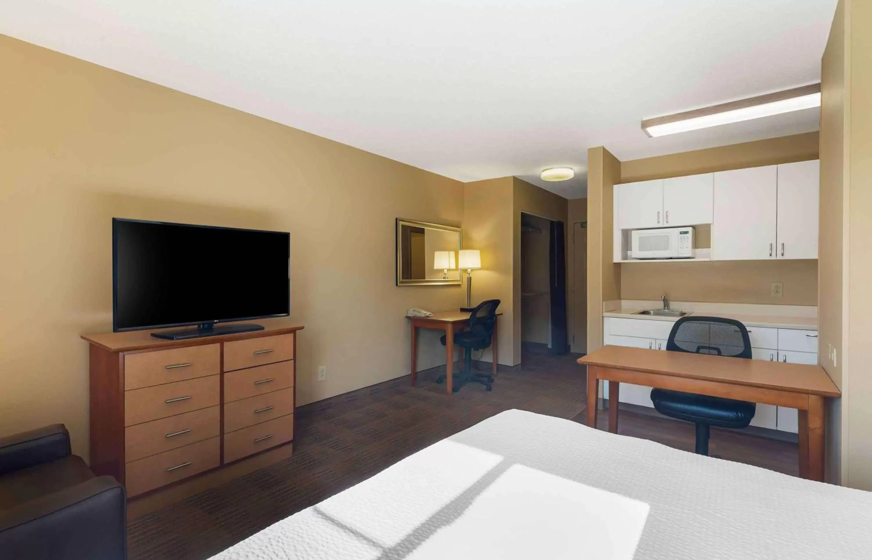 Bedroom, TV/Entertainment Center in Extended Stay America Suites - Hartford - Farmington