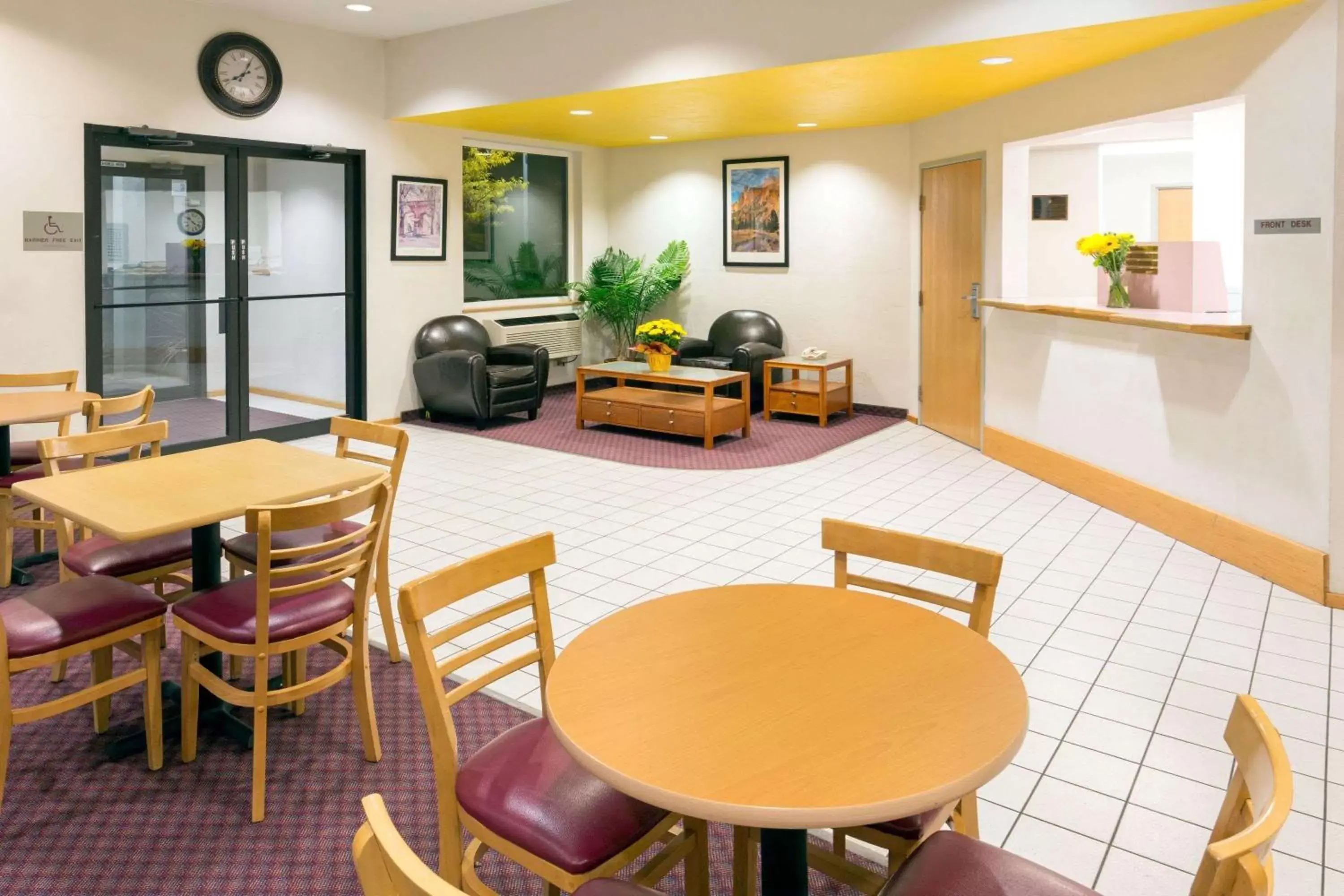 Lobby or reception in Super 8 by Wyndham Redmond Lobby or reception in Super 8 by Wyndham Redmond