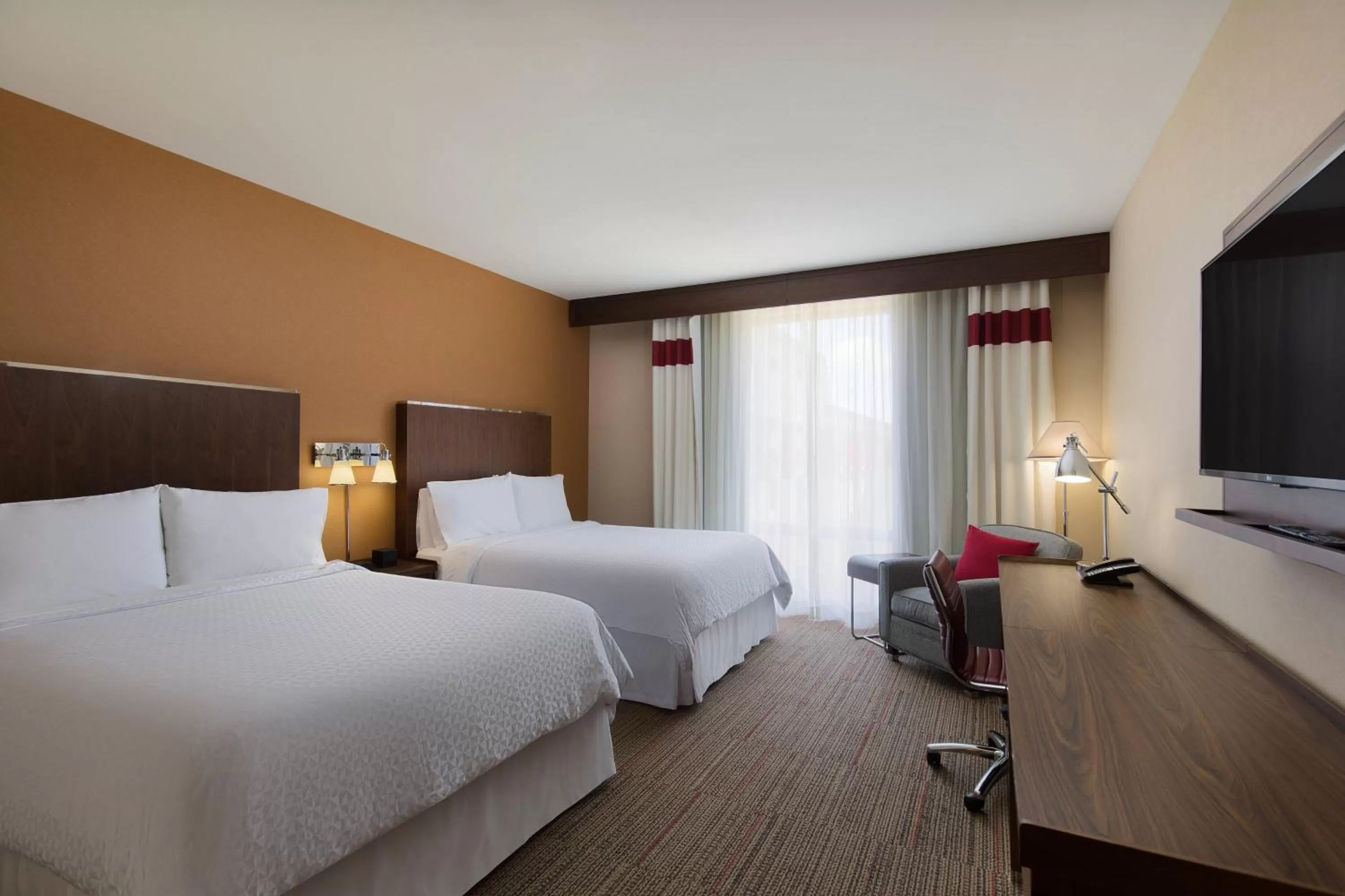 Photo of the whole room, Bed in Four Points by Sheraton Seattle Airport South
