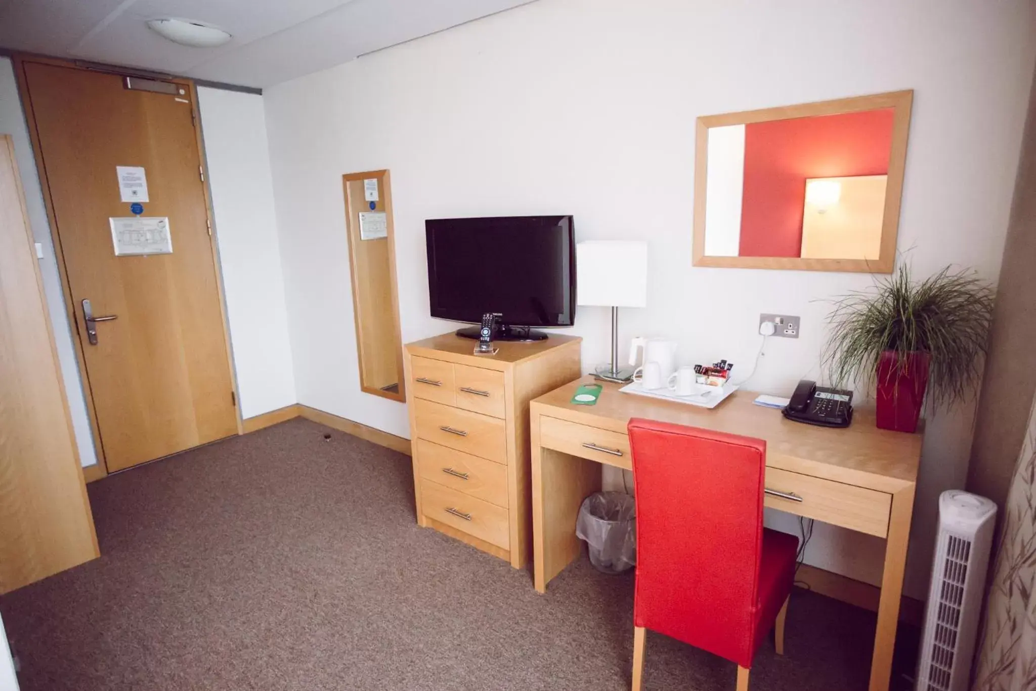 Bedroom, TV/Entertainment Center in The Jubilee Hotel & Conferences