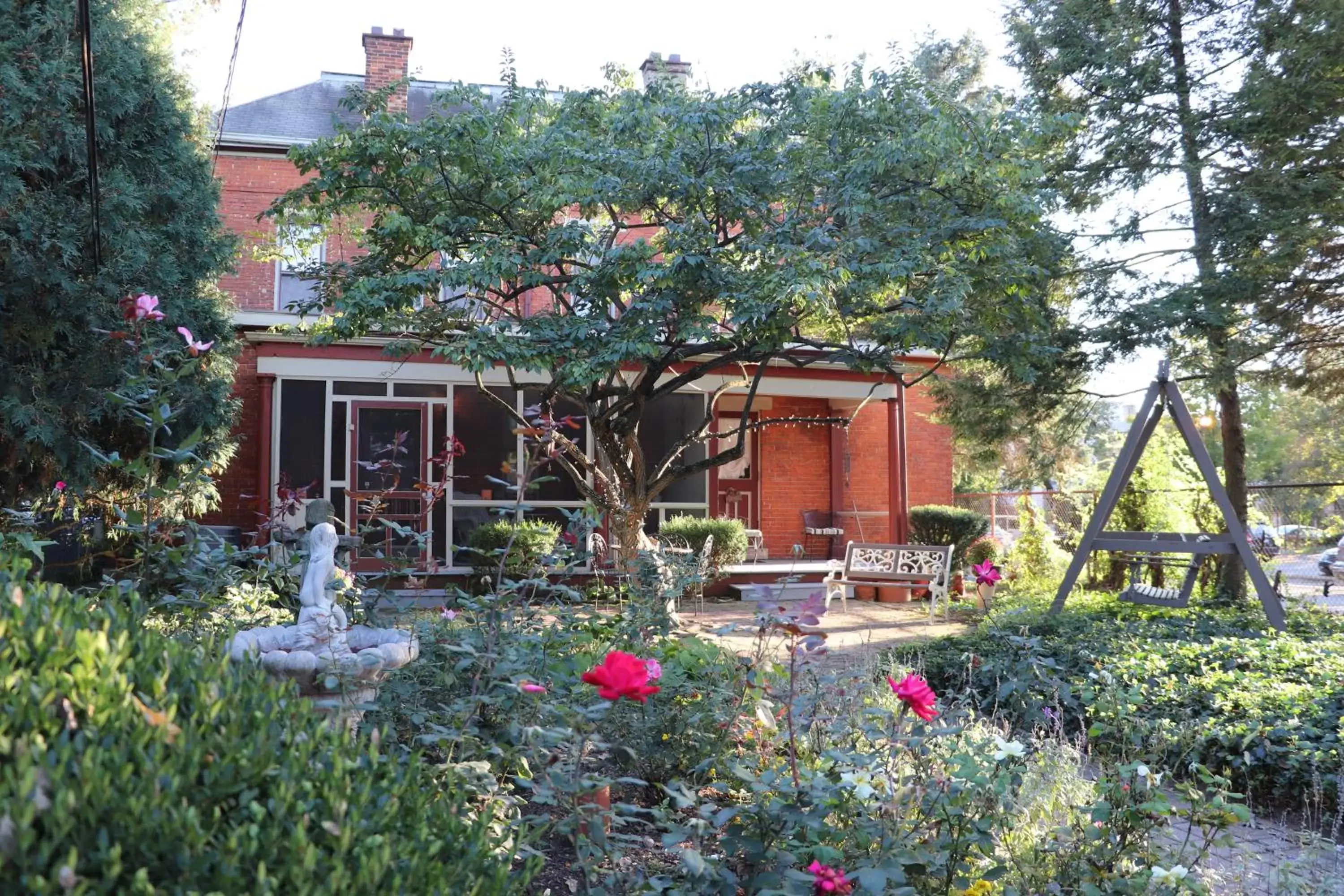 Garden in 50 Lincoln Short North Bed & Breakfast