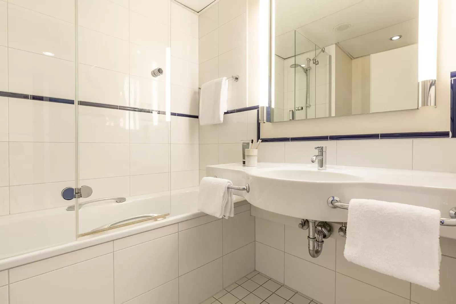 Toilet in Garner Hotel Rüsselsheim by IHG