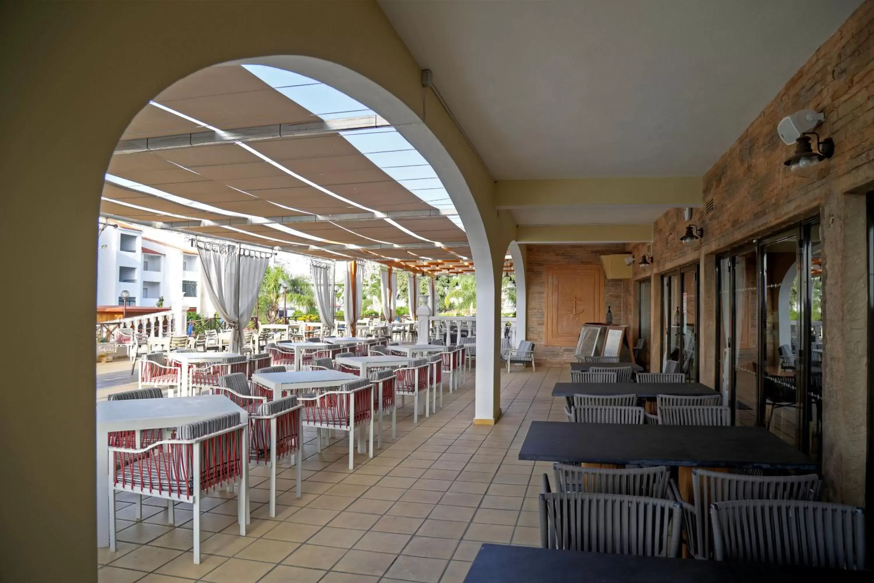 Balcony/Terrace, Restaurant/Places to Eat in Aparthotel Paladim & Alagoamar