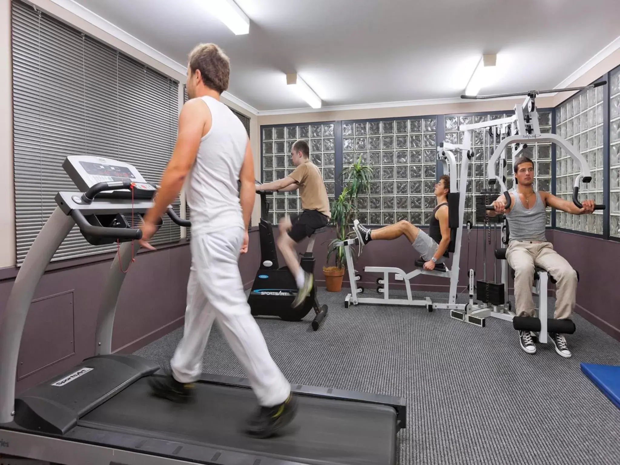 People, Fitness Center/Facilities in Mont Clare Boutique Apartments