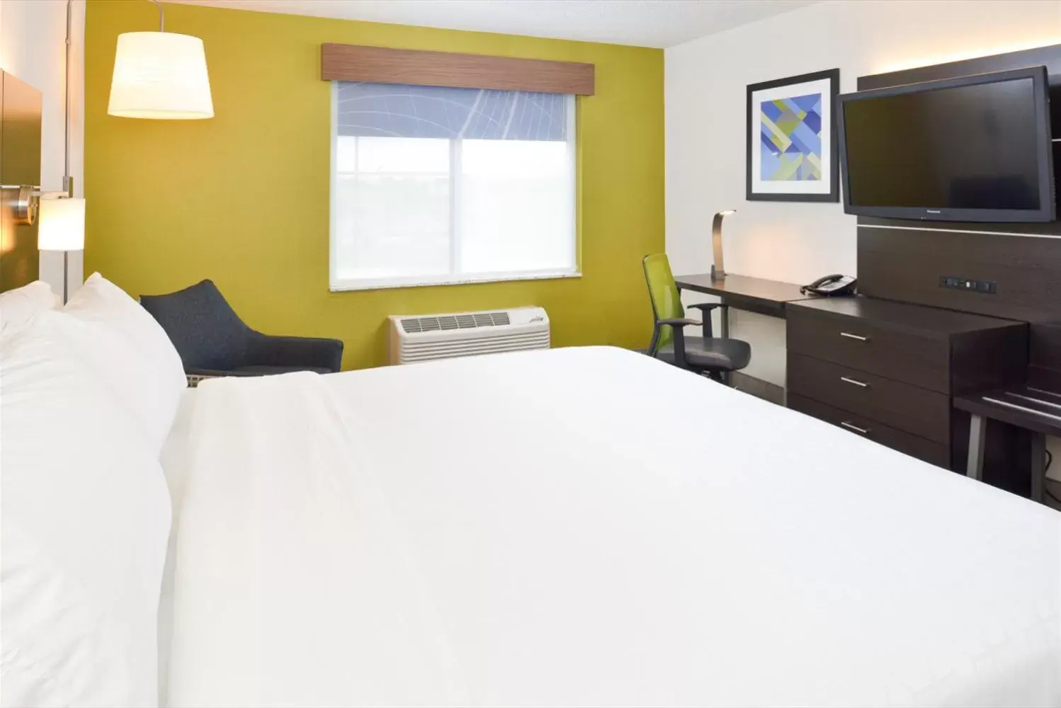 Bedroom, Bed in Holiday Inn Express Wixom, an IHG Hotel