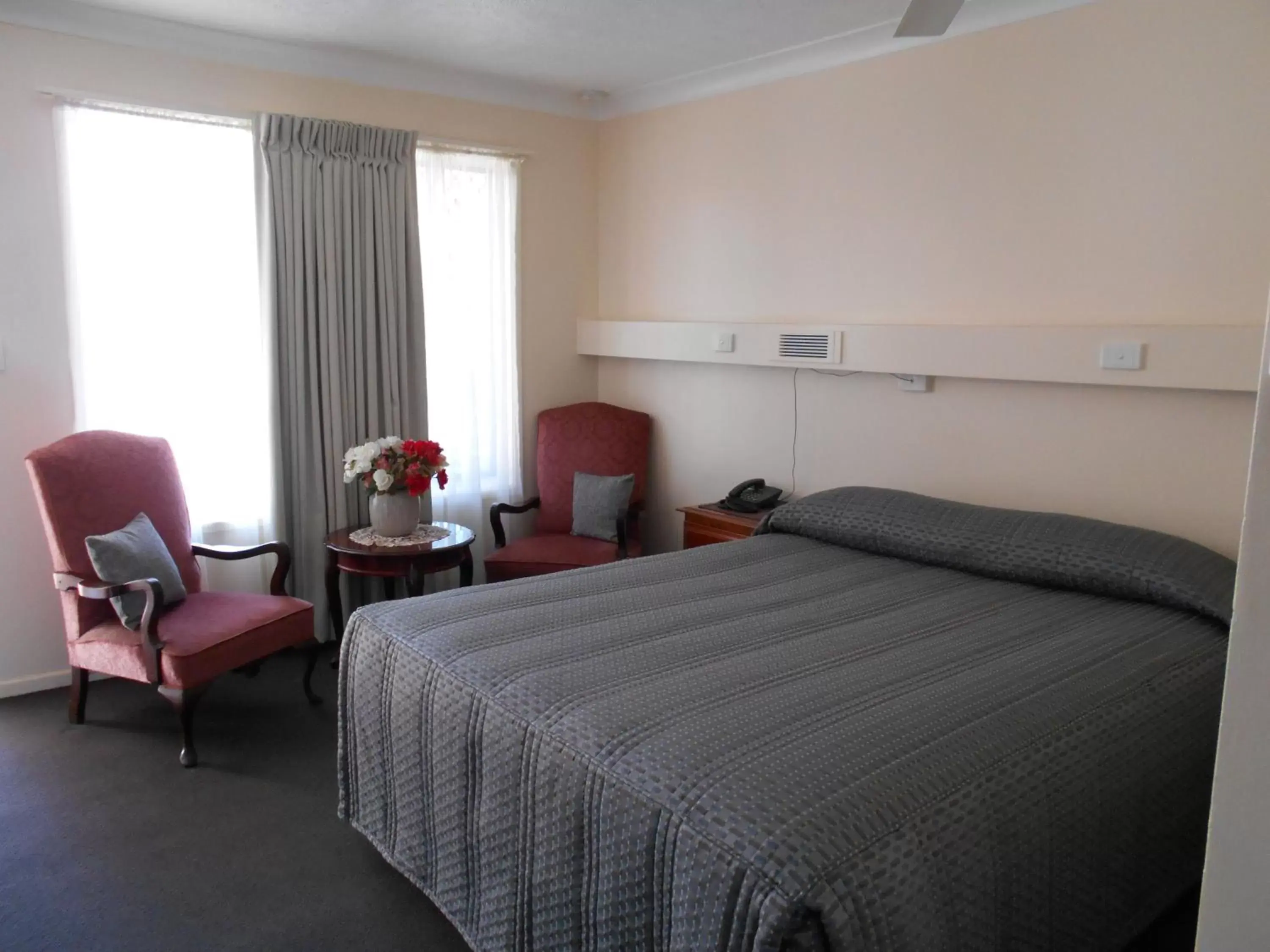 Bed in Whiteoaks Motel & Lodges