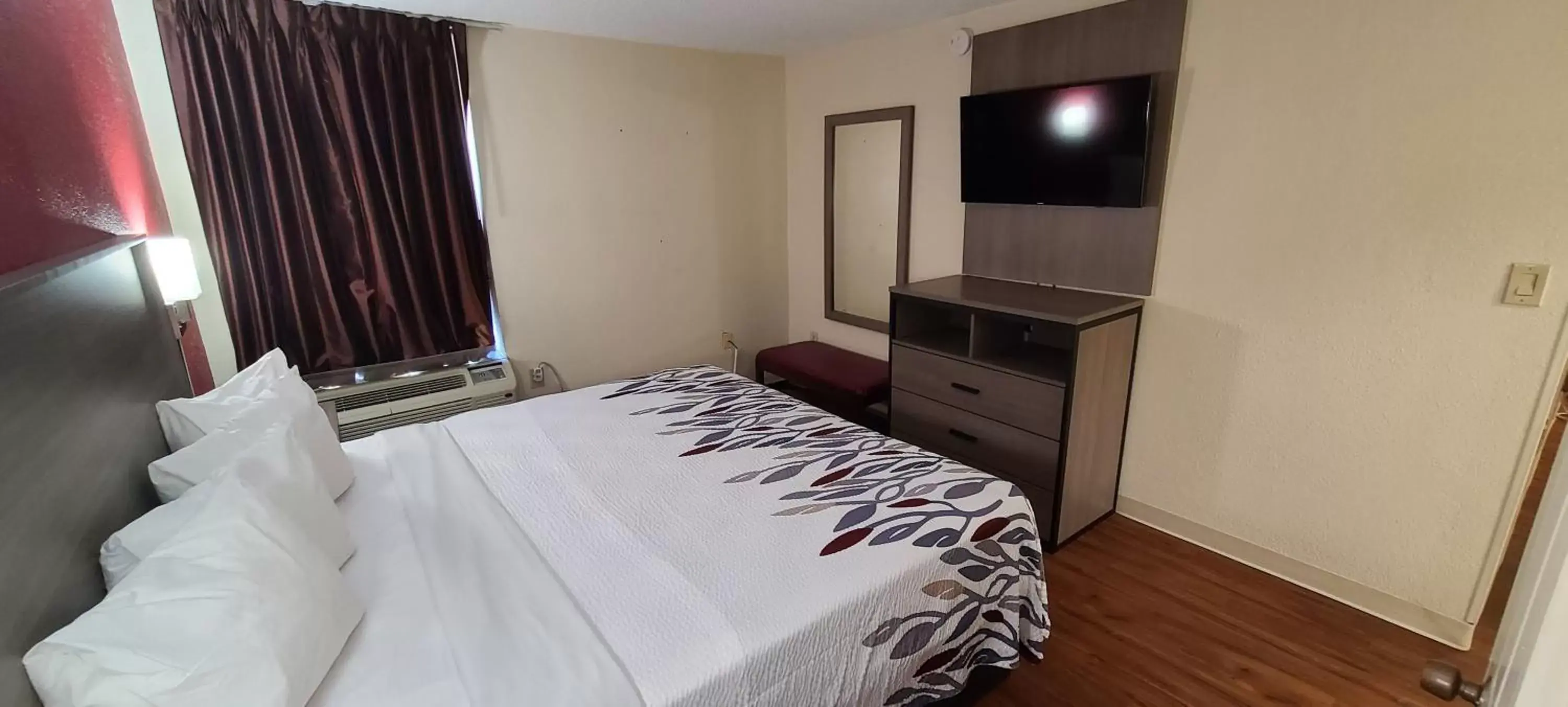 Bedroom, Bed in Red Roof Inn & Suites Cornelius - Lake Norman Bedroom, Bed in Red Roof Inn & Suites Cornelius - Lake Norman