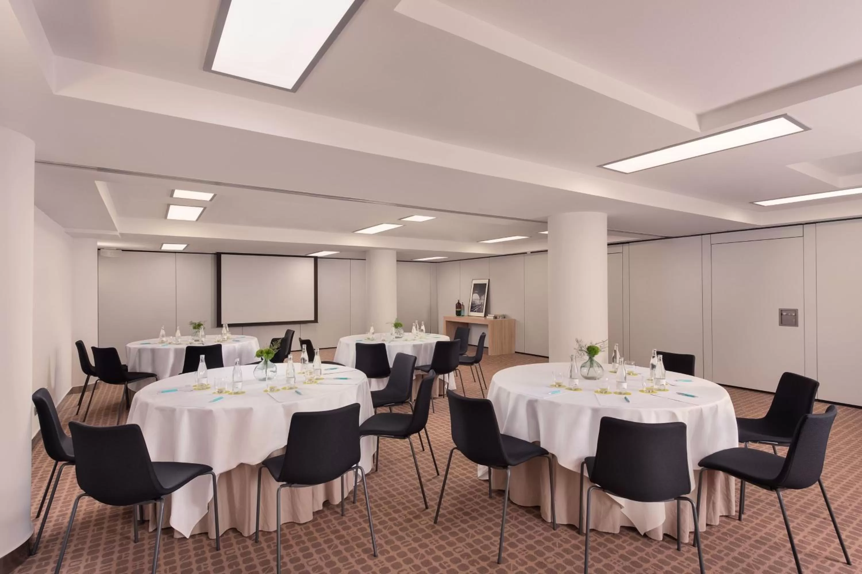 Lounge or bar in Le Meridien Barcelona