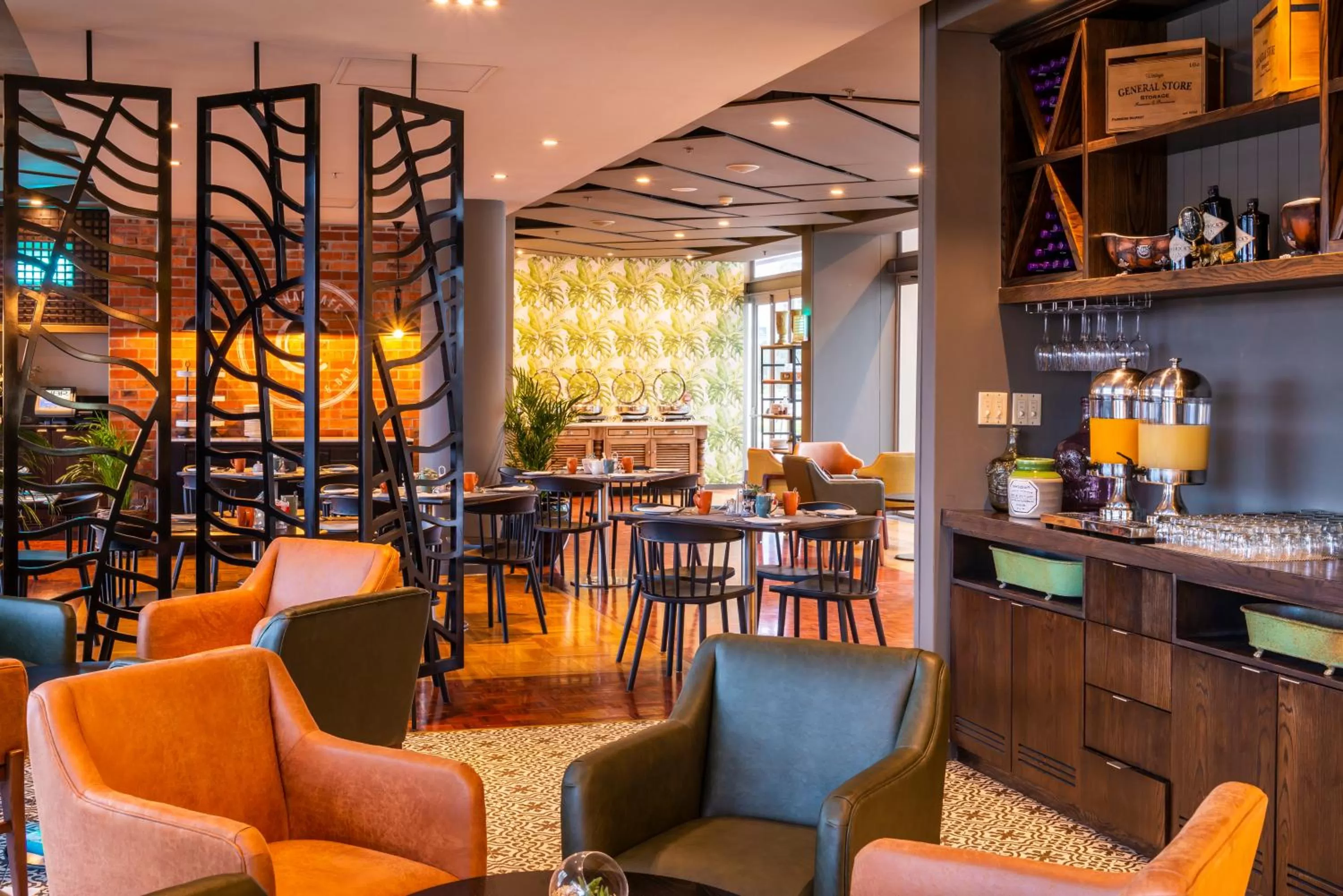 Restaurant/places to eat in aha Harbour Bridge Hotel & Suites