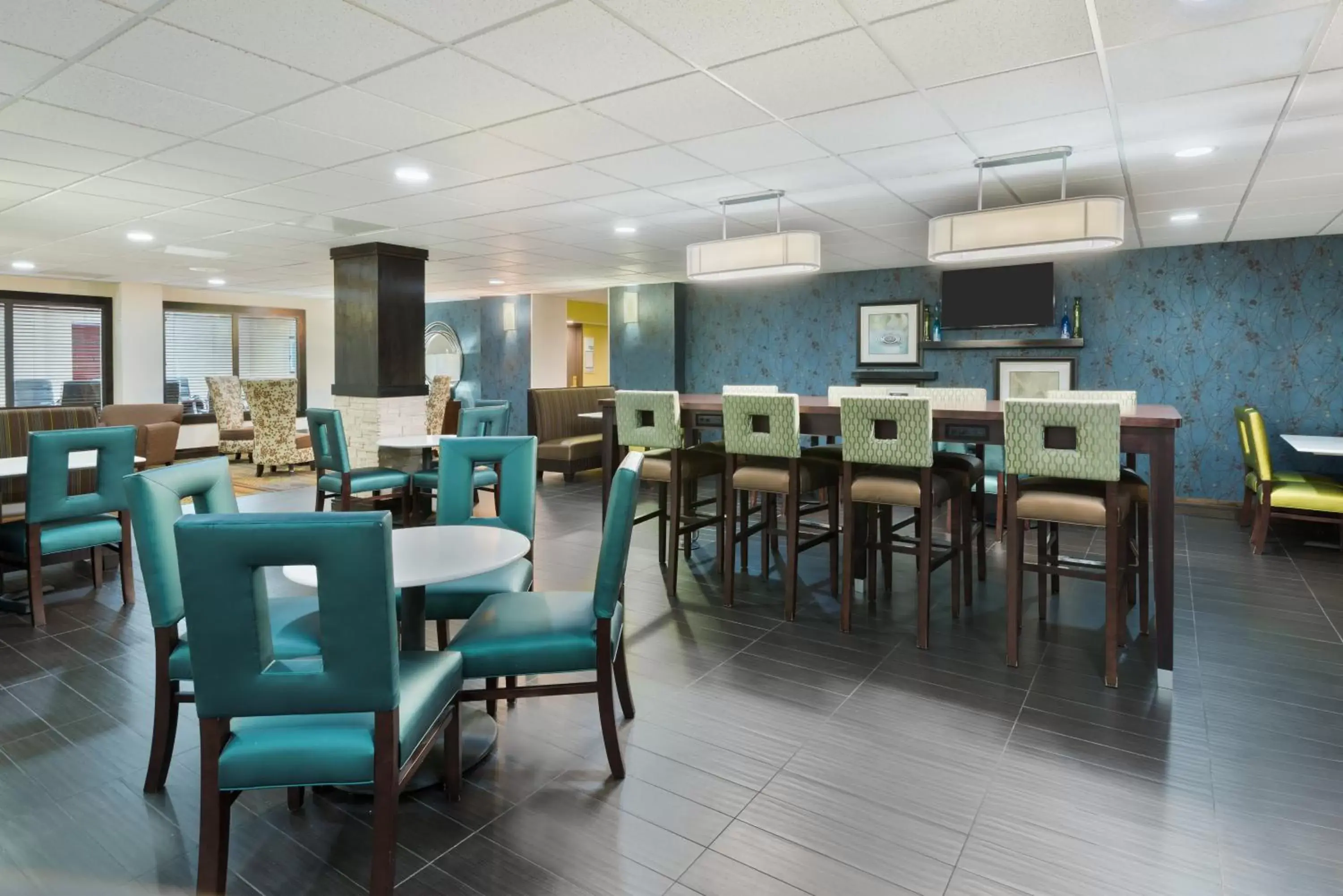 Breakfast, Restaurant/Places to Eat in Holiday Inn Express Hotel & Suites Bentonville, an IHG Hotel