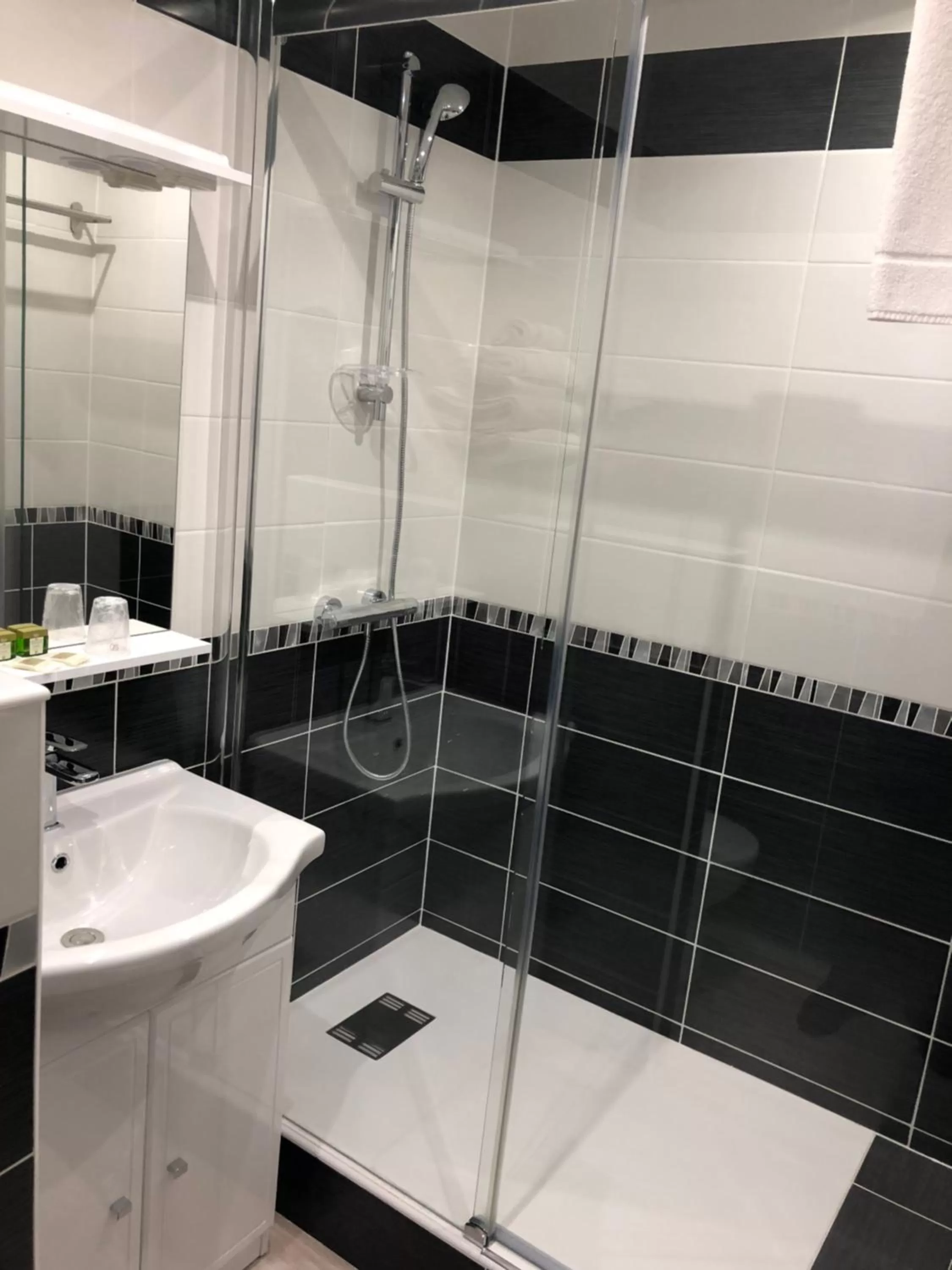 Bathroom in Logis Hotel Restaurant le Mirador