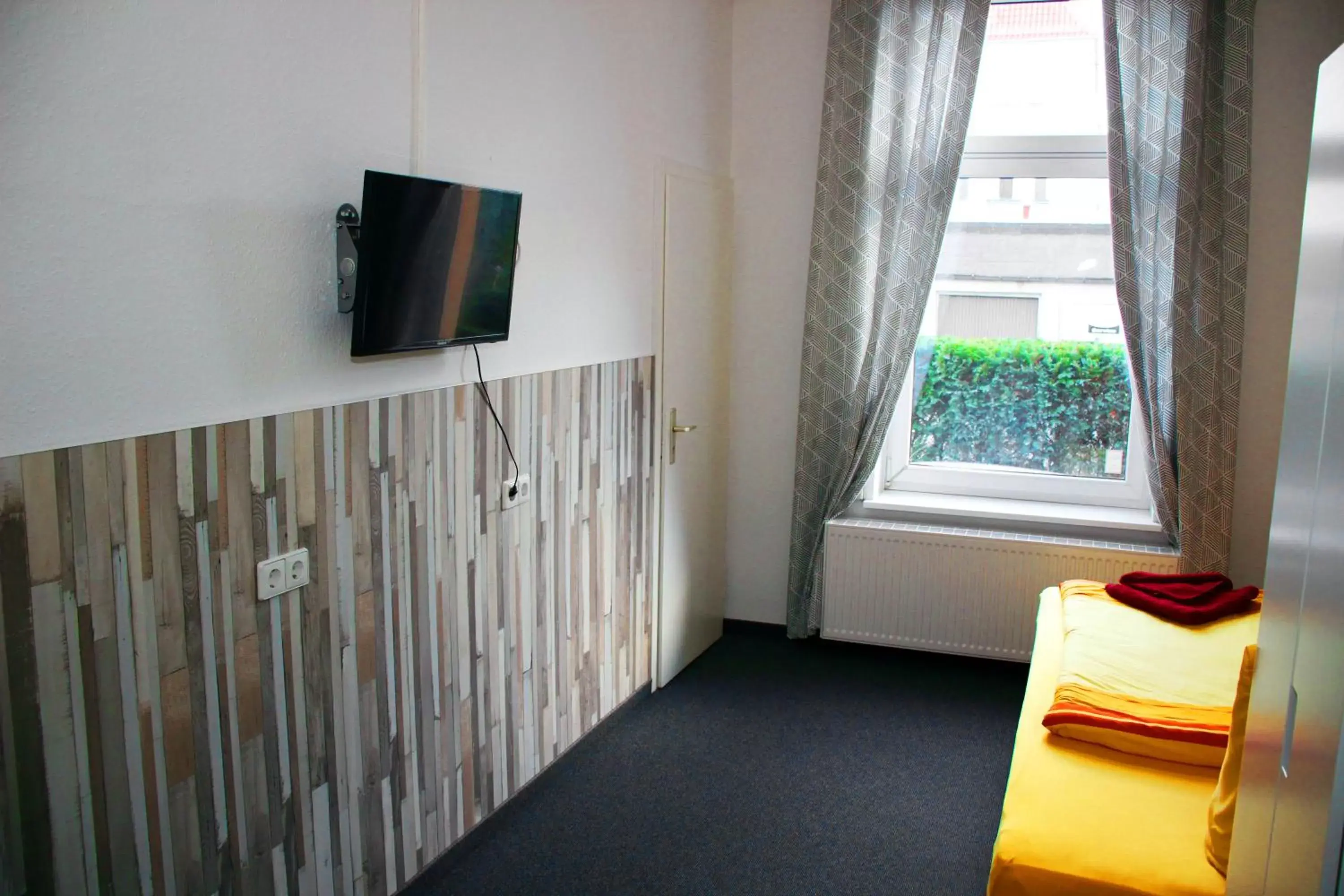 Photo of the whole room, TV/Entertainment Center in Botschaft