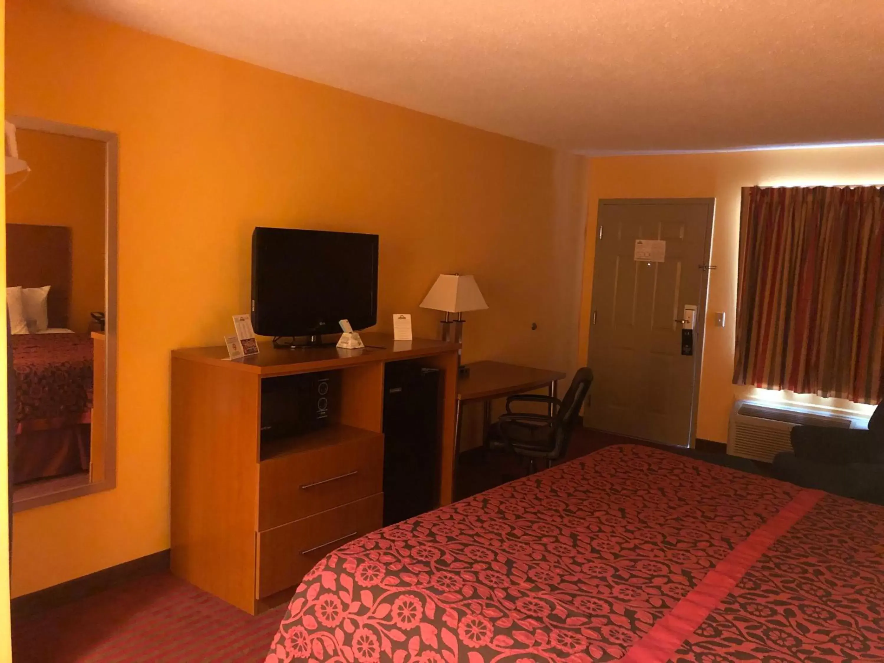 TV/Entertainment Center in Days Inn by Wyndham Franklin