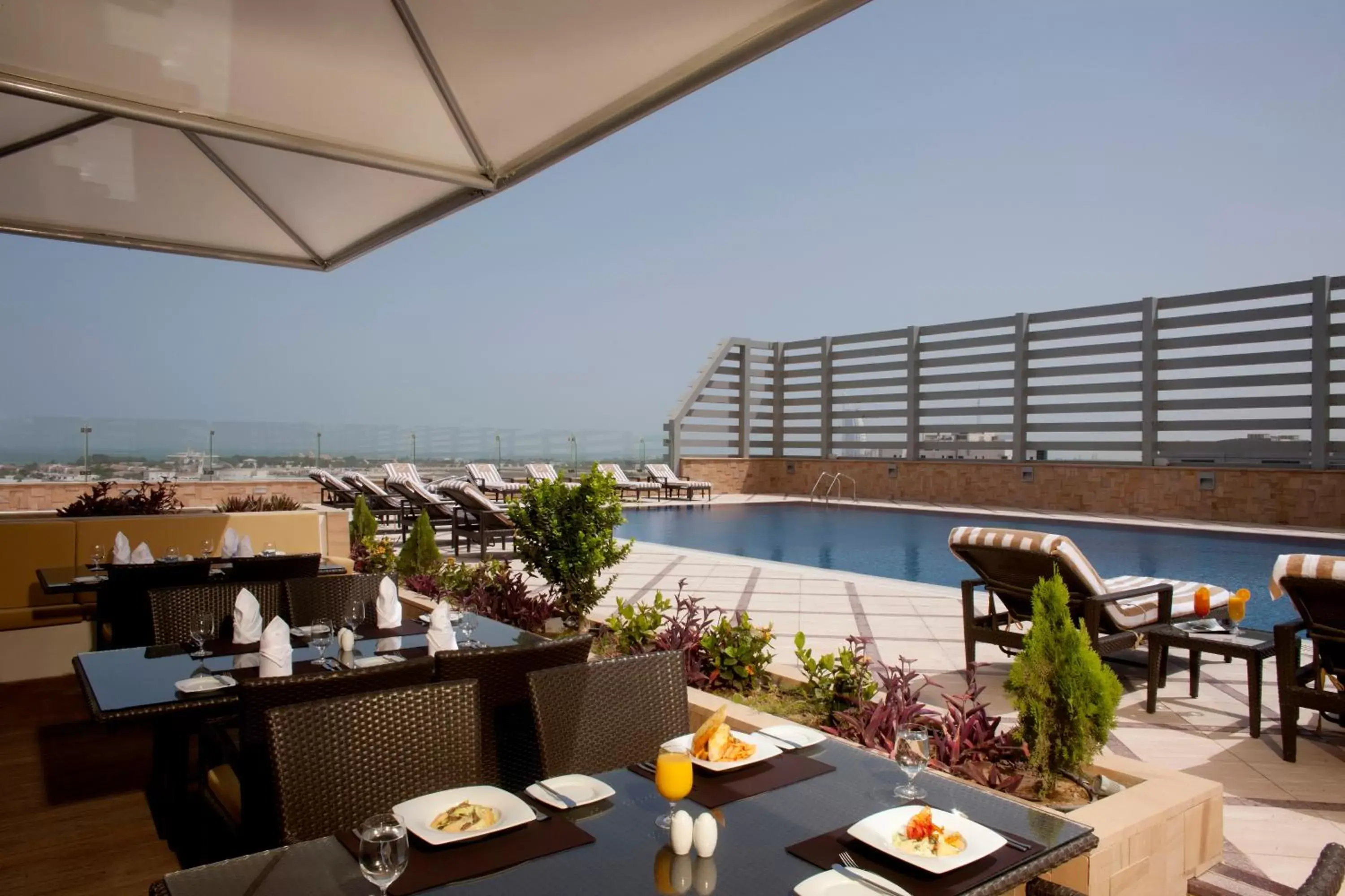 Restaurant/Places to Eat in La Suite Dubai Hotel & Apartments