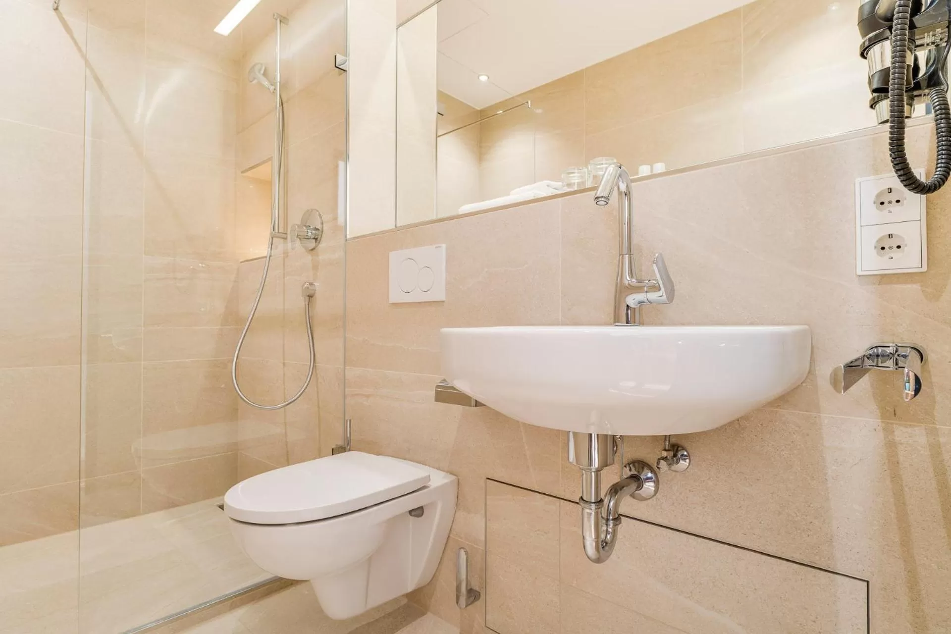 Shower in Hotel-Etage Apfelrot managed by Hotel Apfelbaum