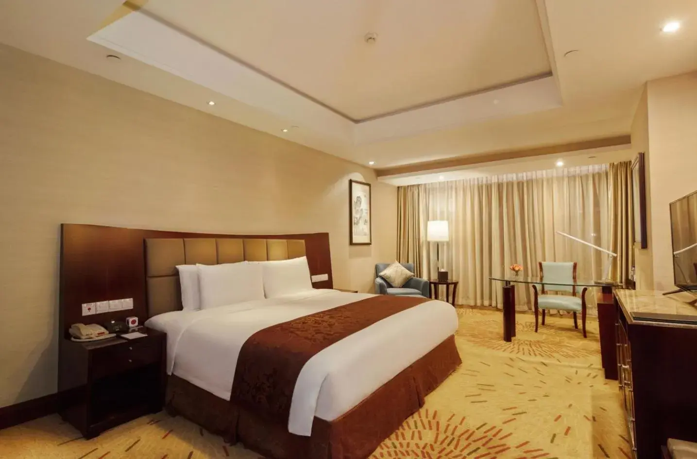 Bed in Grand Metropark Yuantong Hotel