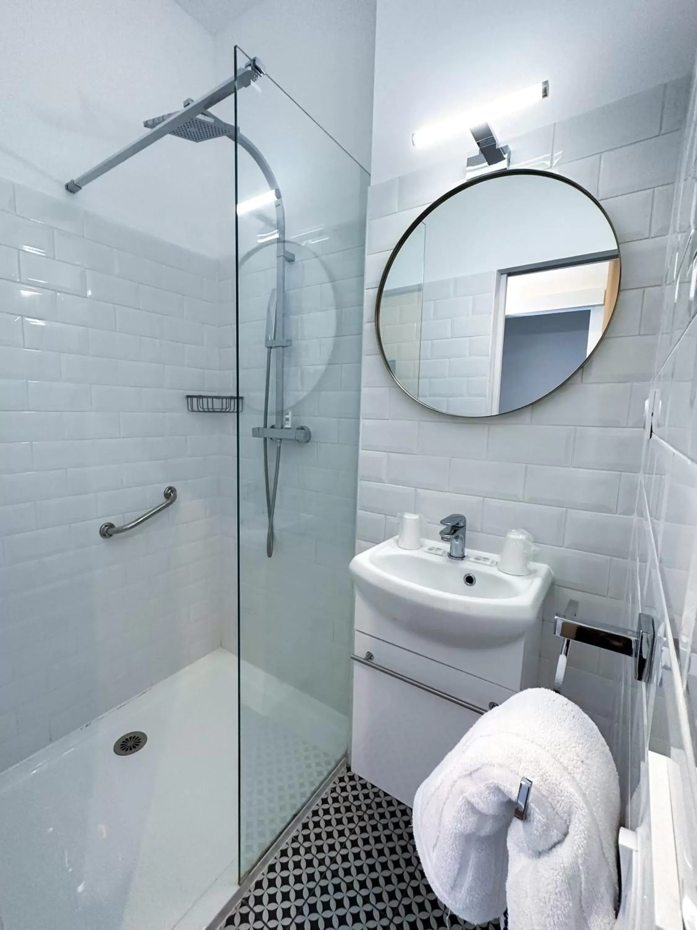 Bathroom in Hôtel d'Angleterre, Salon-de-Provence