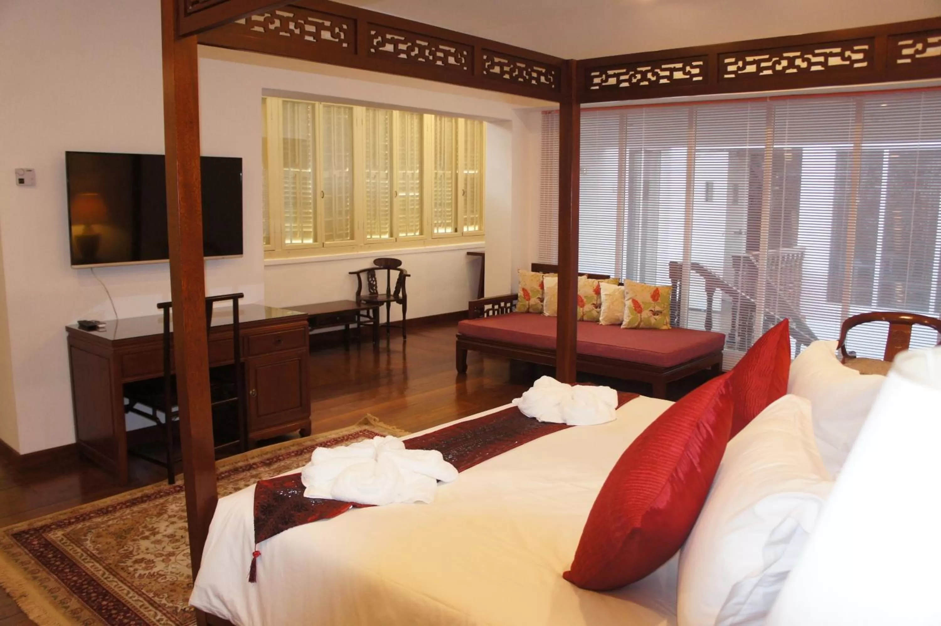 Bedroom, Bed in Heeren Palm Suites