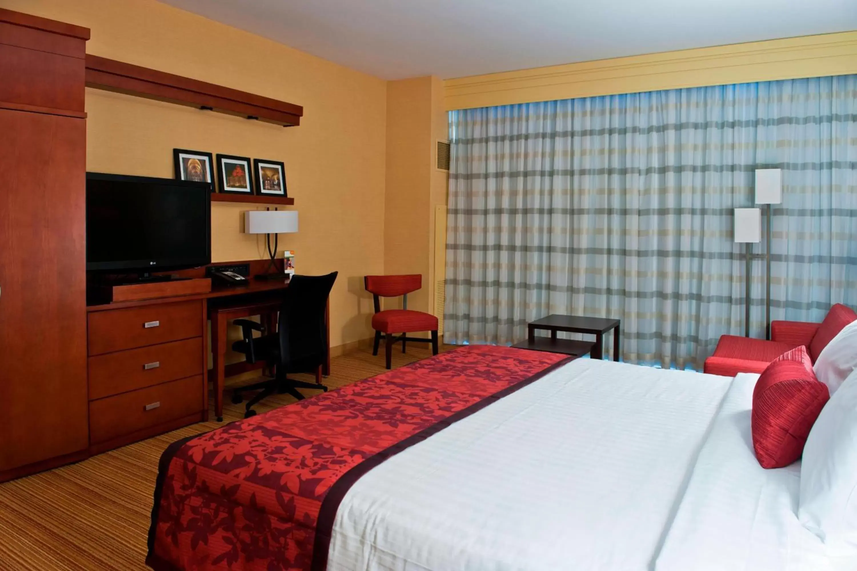 Photo of the whole room, Bed in Courtyard by Marriott Ottawa East