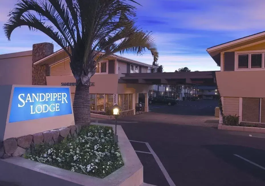 Facade/entrance, Property Building in Sandpiper Lodge - Santa Barbara