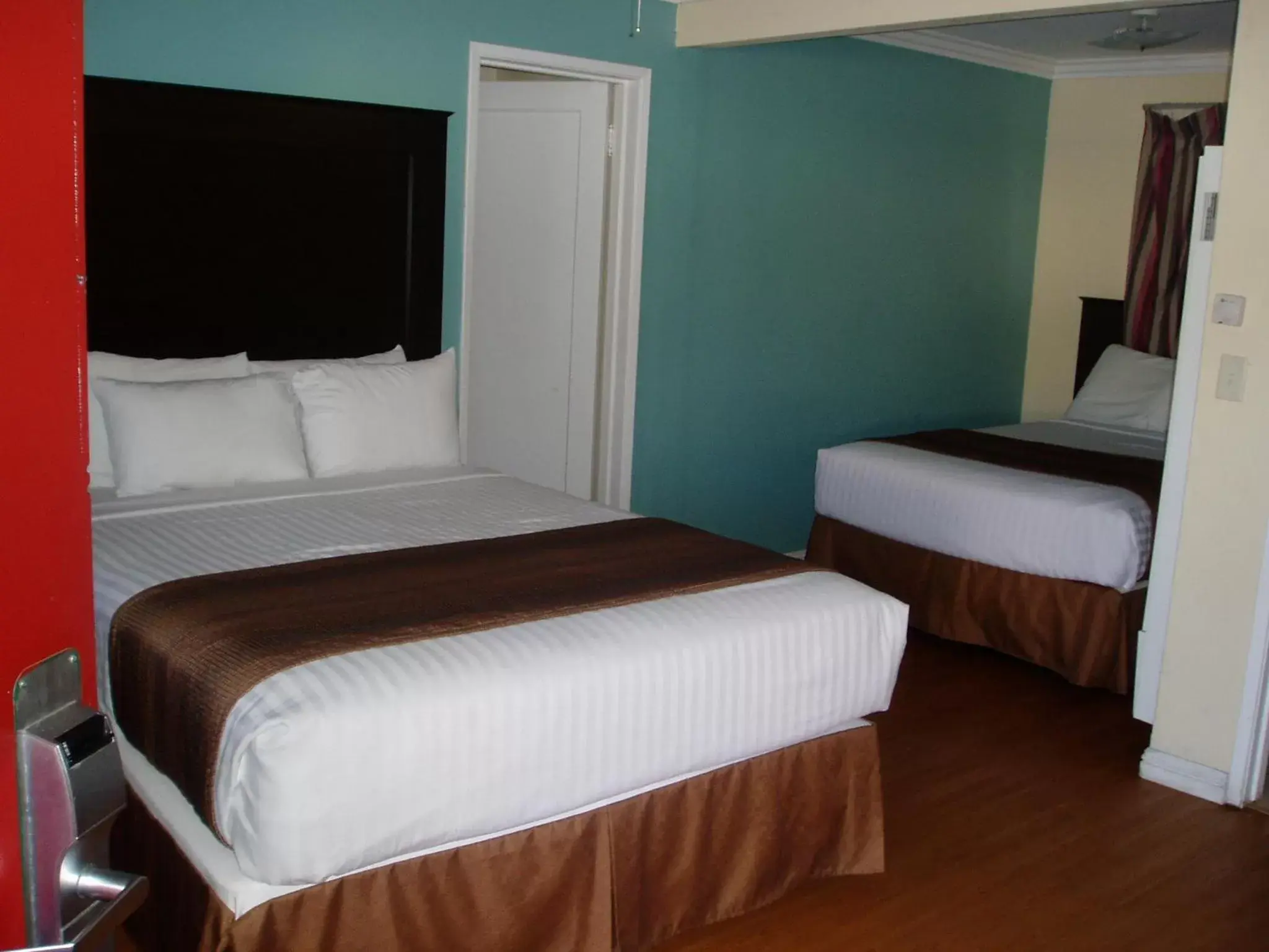 Photo of the whole room, Bed in Rockview Inn and Suites
