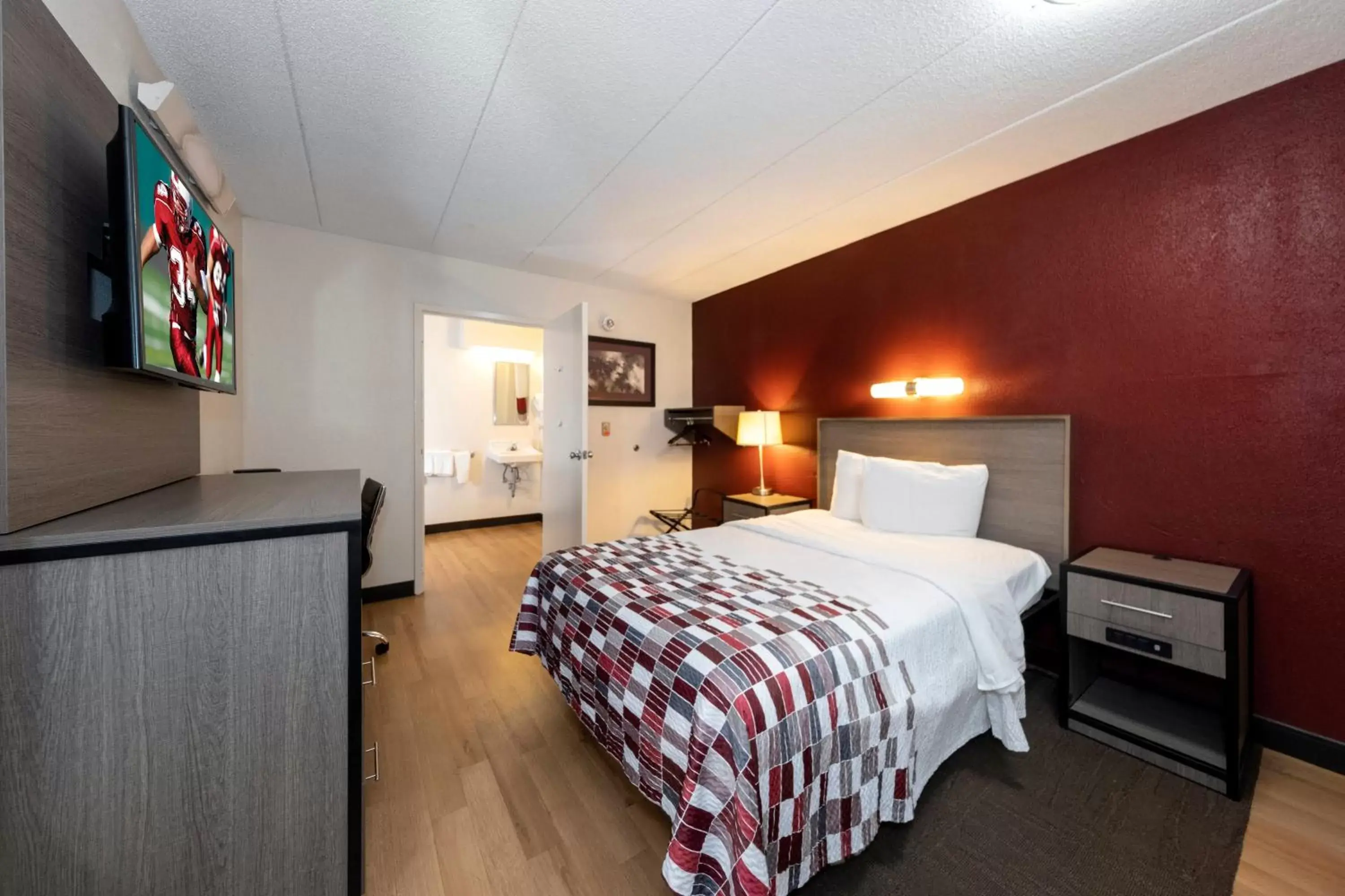 Photo of the whole room, Bed in Red Roof Inn Tinton Falls-Jersey Shore