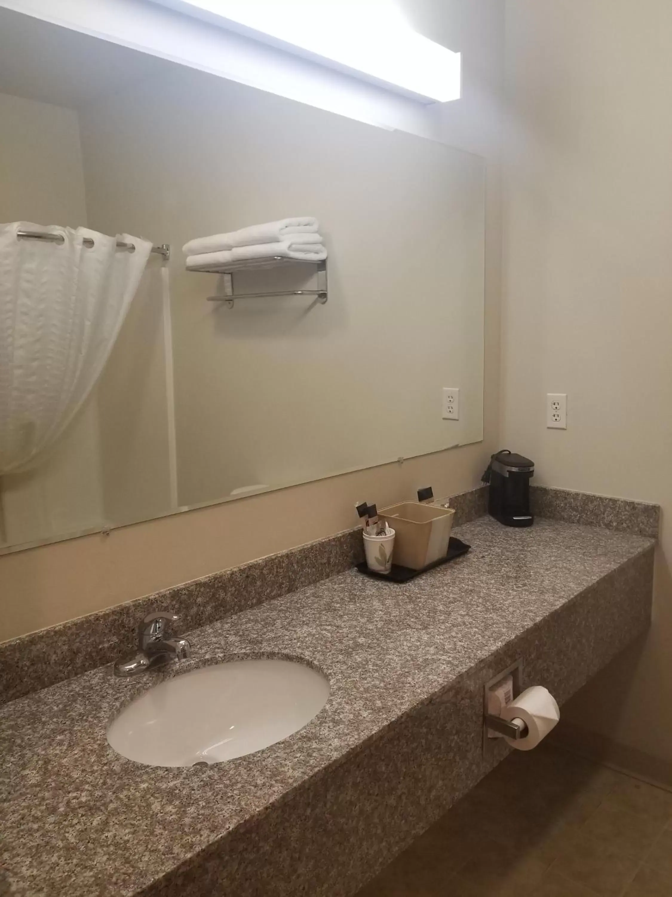 Bathroom in Grand View Inn & Suites