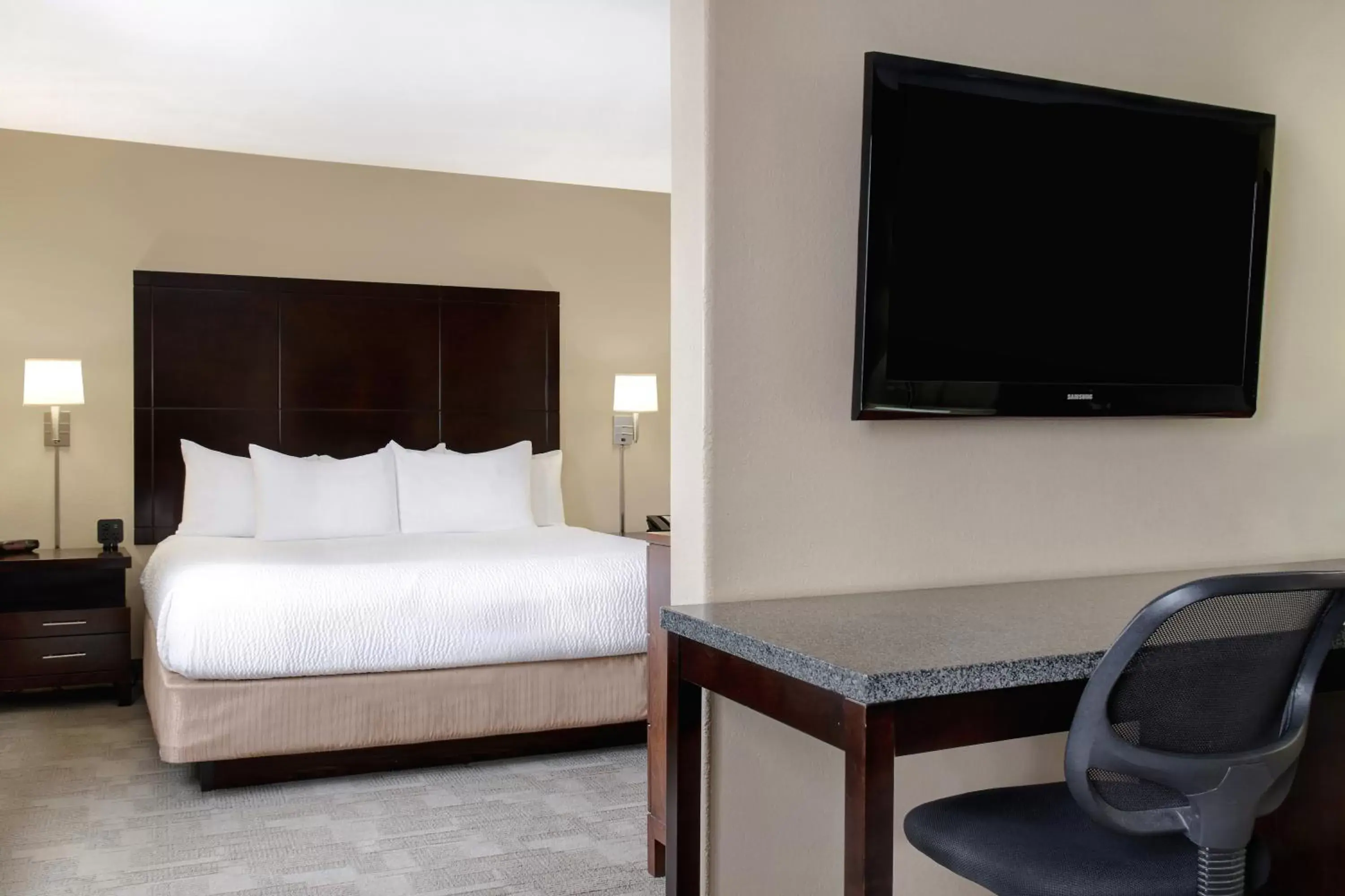 Bed, TV/Entertainment Center in Days Inn by Wyndham Medicine Hat