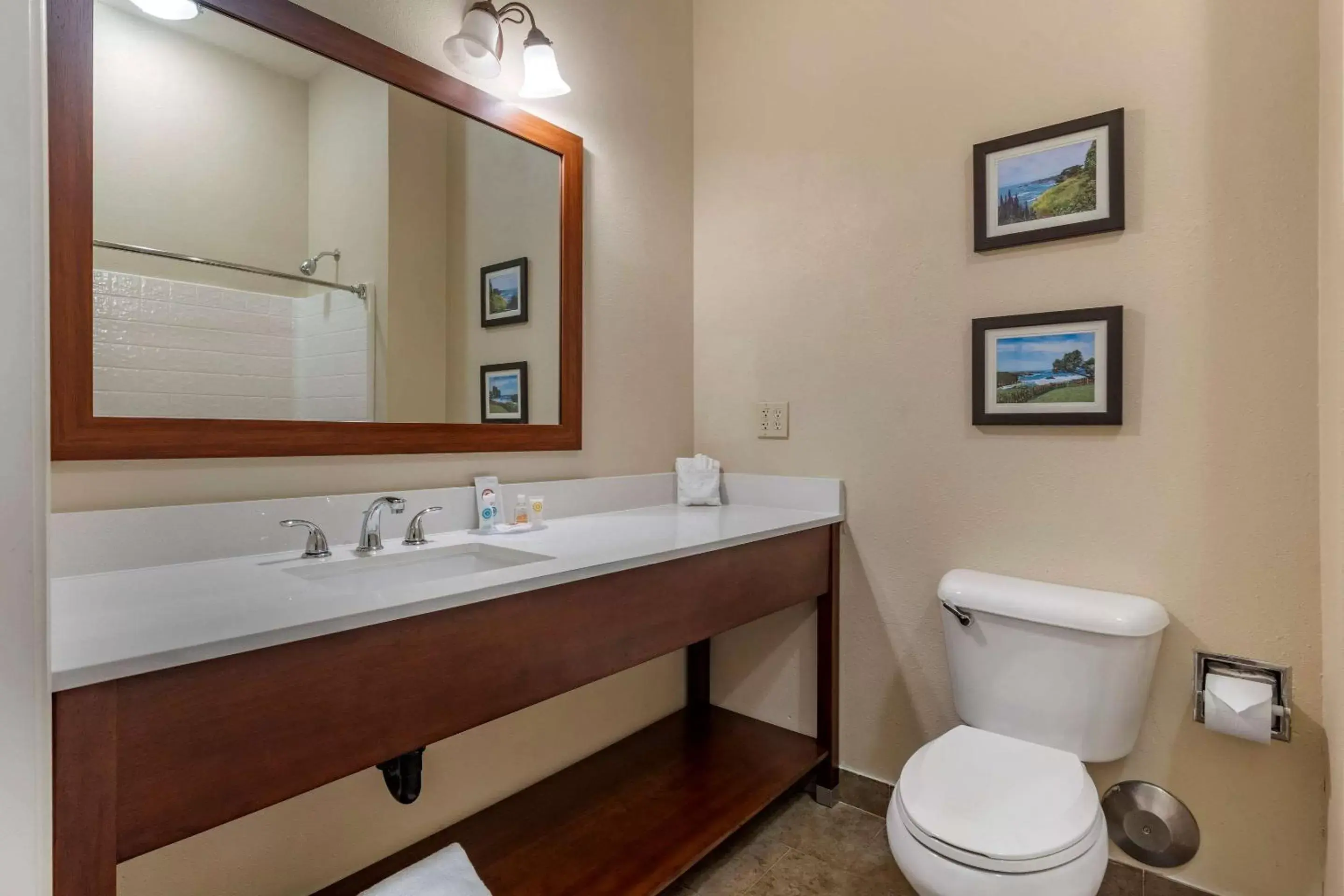 Bedroom, Bathroom in Comfort Inn & Suites Ukiah Mendocino County