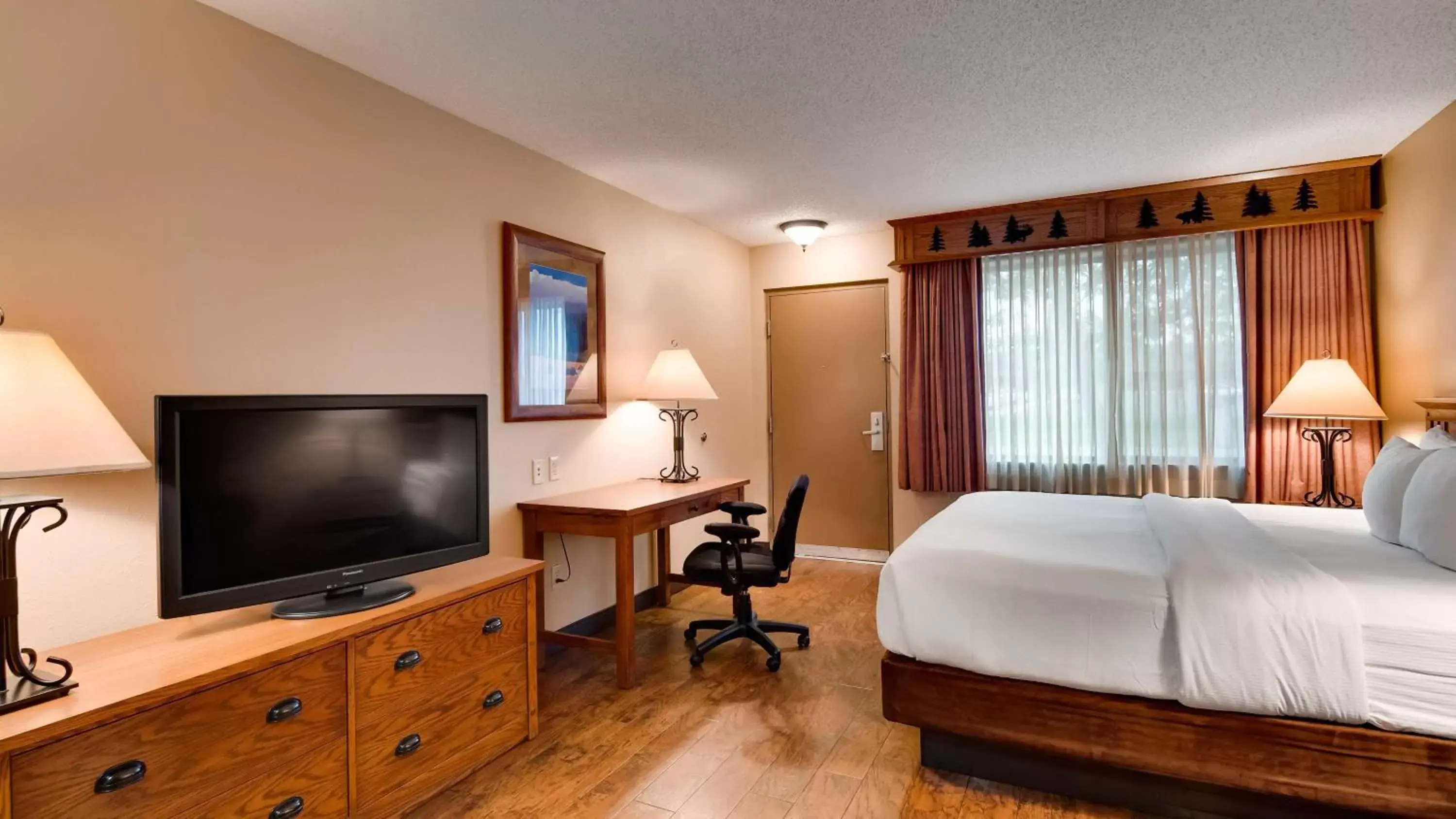 Photo of the whole room, TV/Entertainment Center in Best Western Plus Kelly Inn & Suites