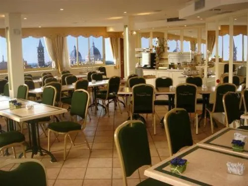 Restaurant/places to eat in Hotel Champagne Palace