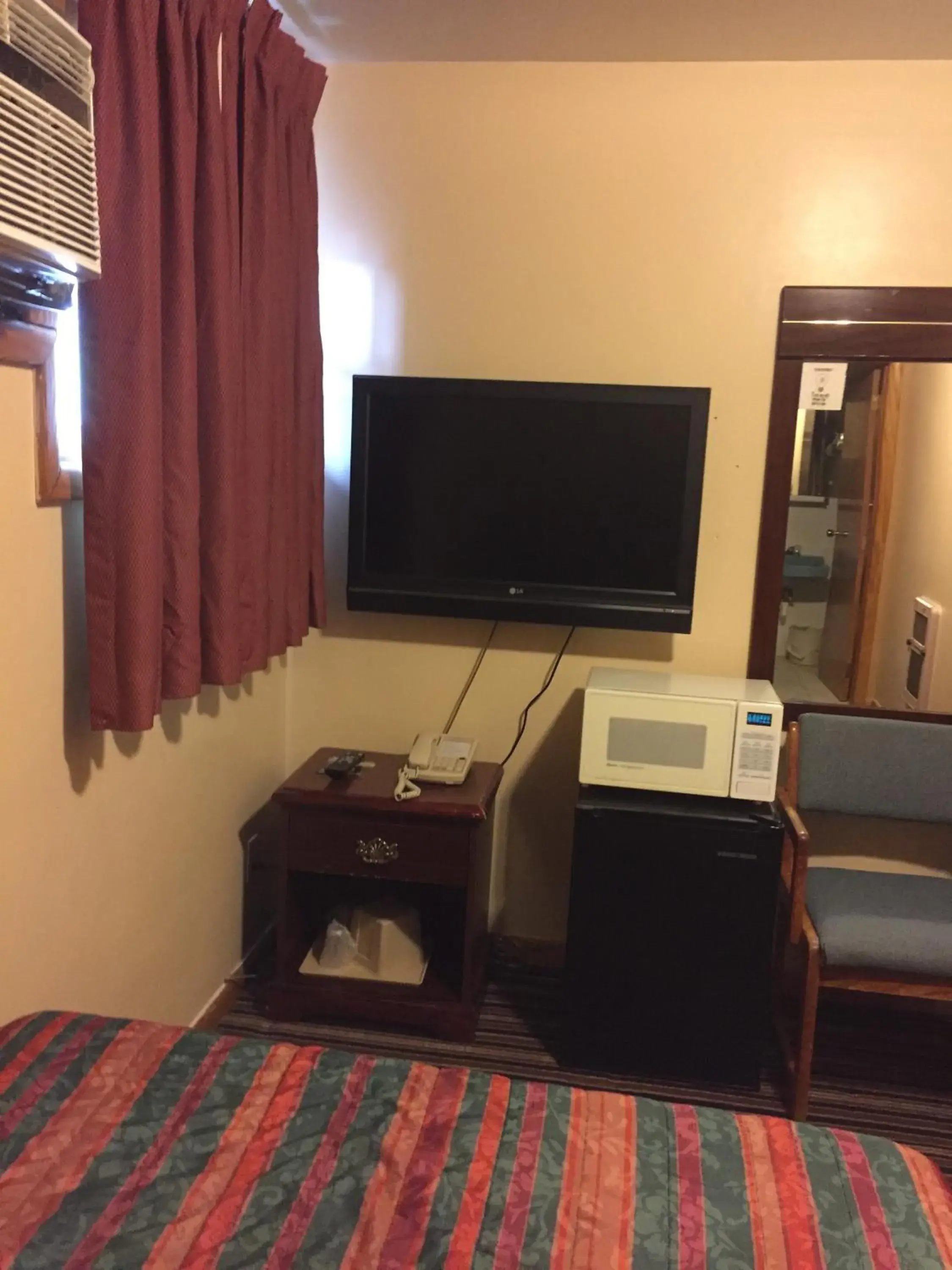 TV and multimedia, TV/Entertainment Center in Budget Inn - Cambridge