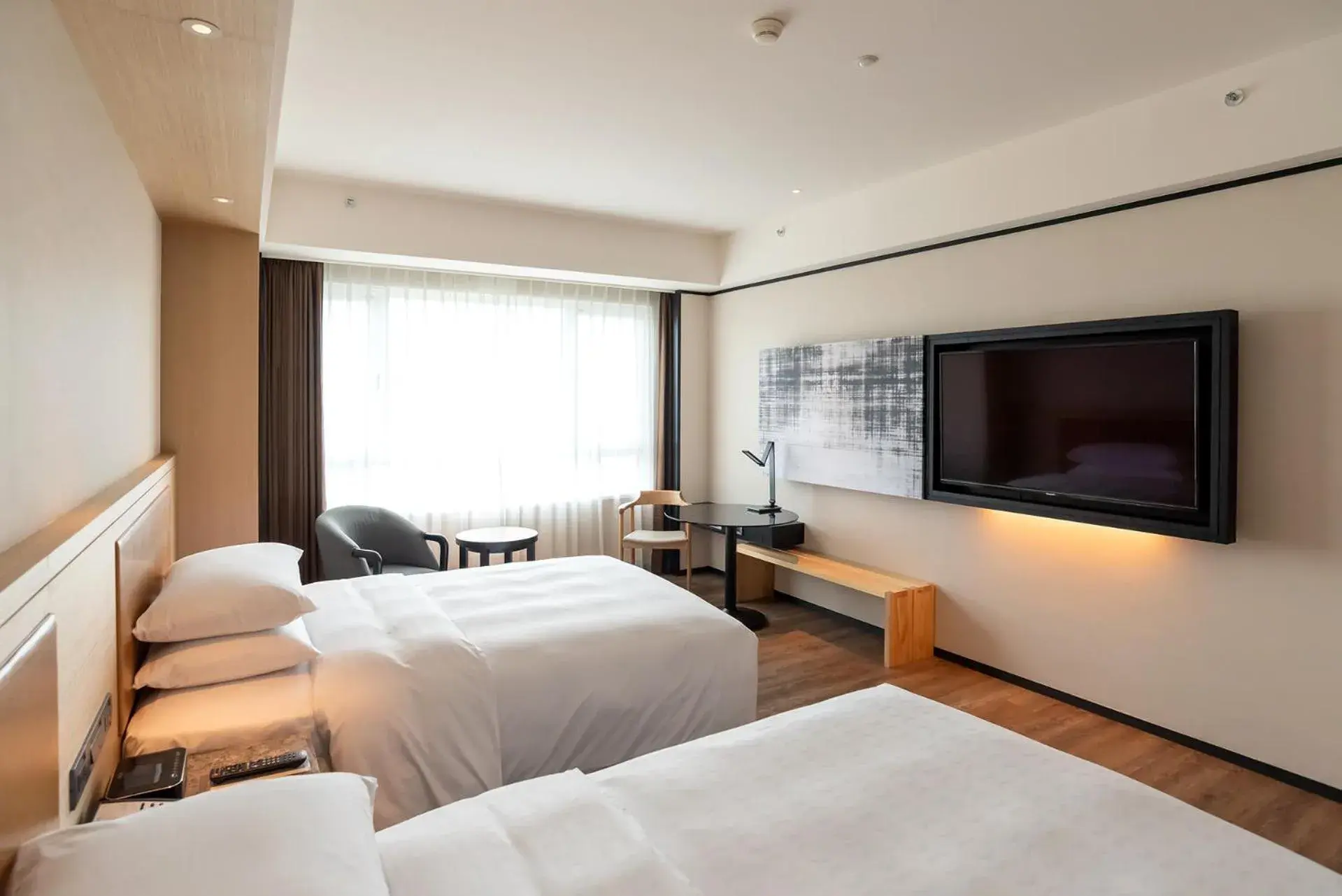 Bed, TV/Entertainment Center in Sheraton Taoyuan Hotel
