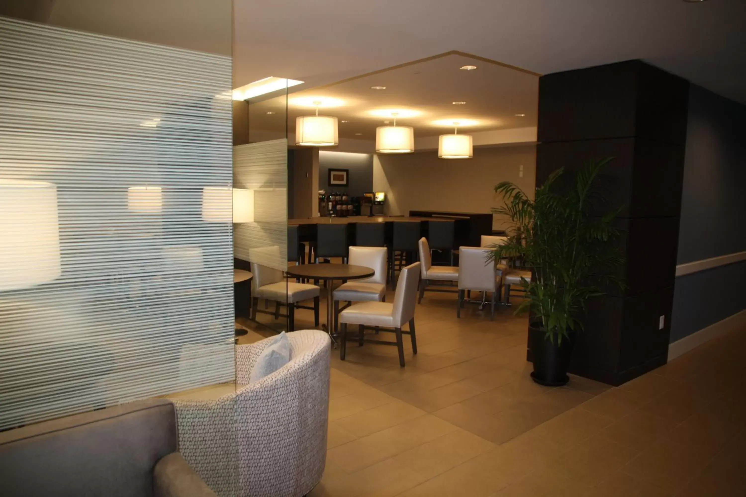 Communal lounge/ TV room, Restaurant/Places to Eat in Wingate by Wyndham Niagara Falls