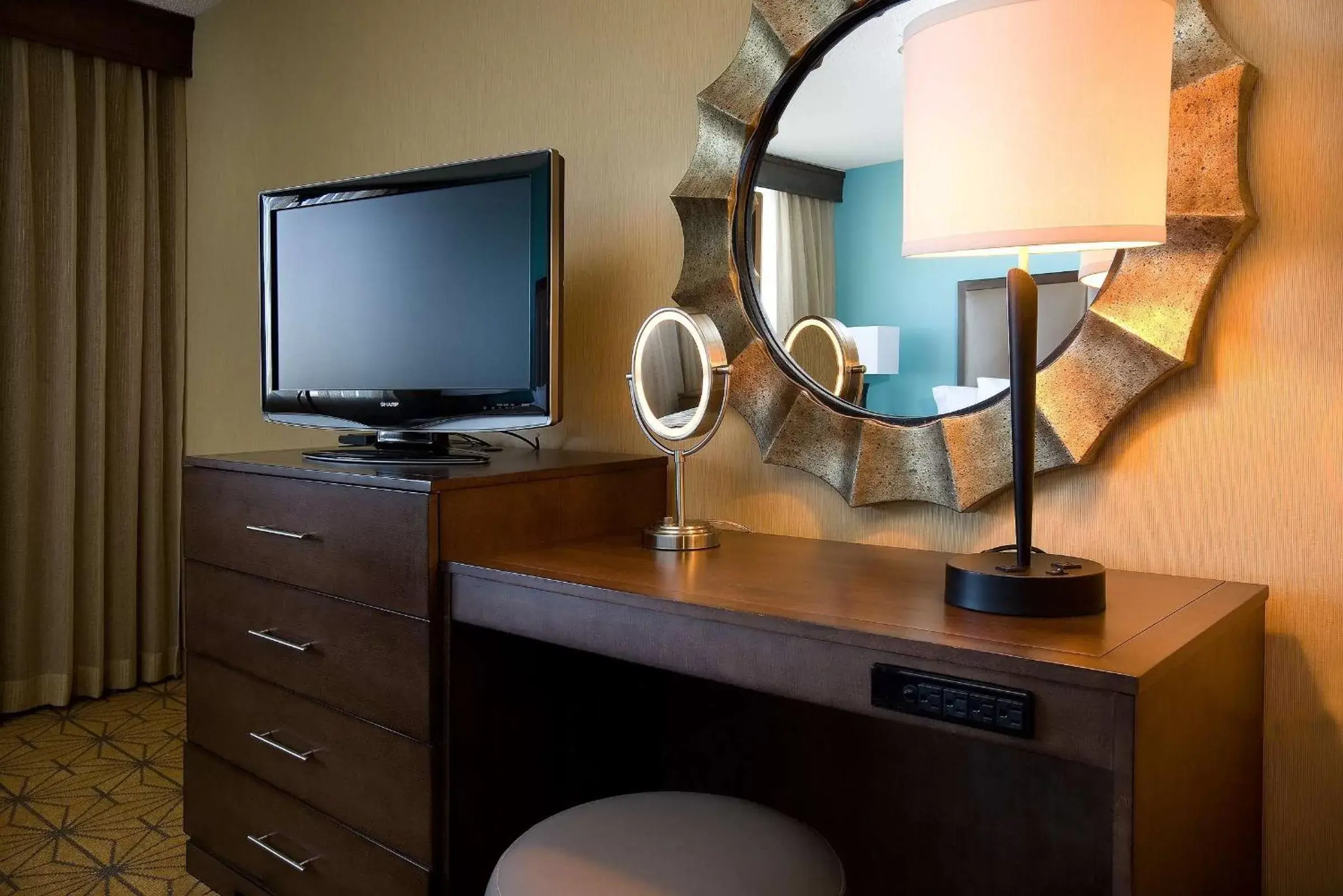 Bed, Bathroom in Embassy Suites by Hilton Kansas City International Airport