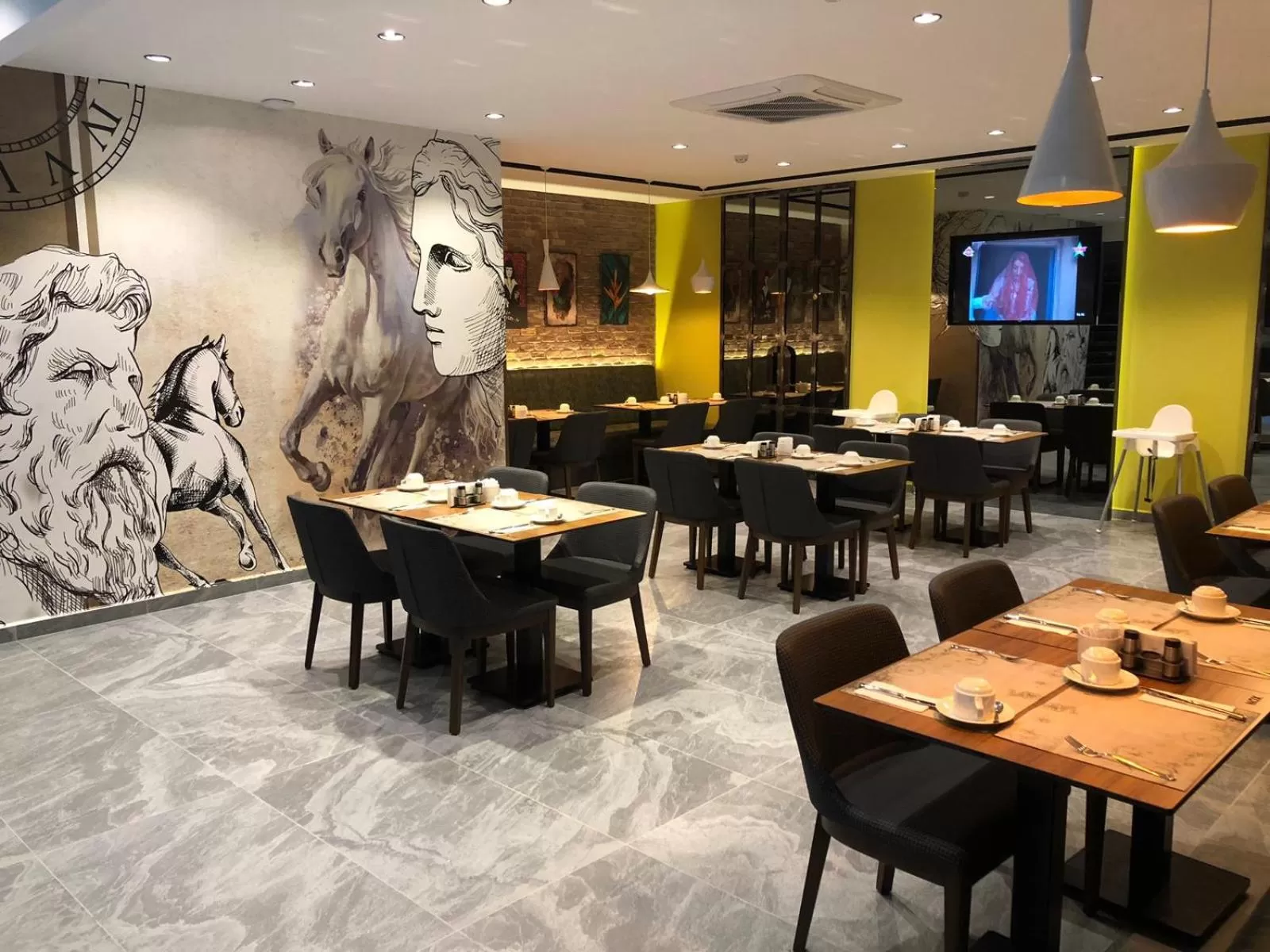 Restaurant/places to eat in Nox Suite Rezidans