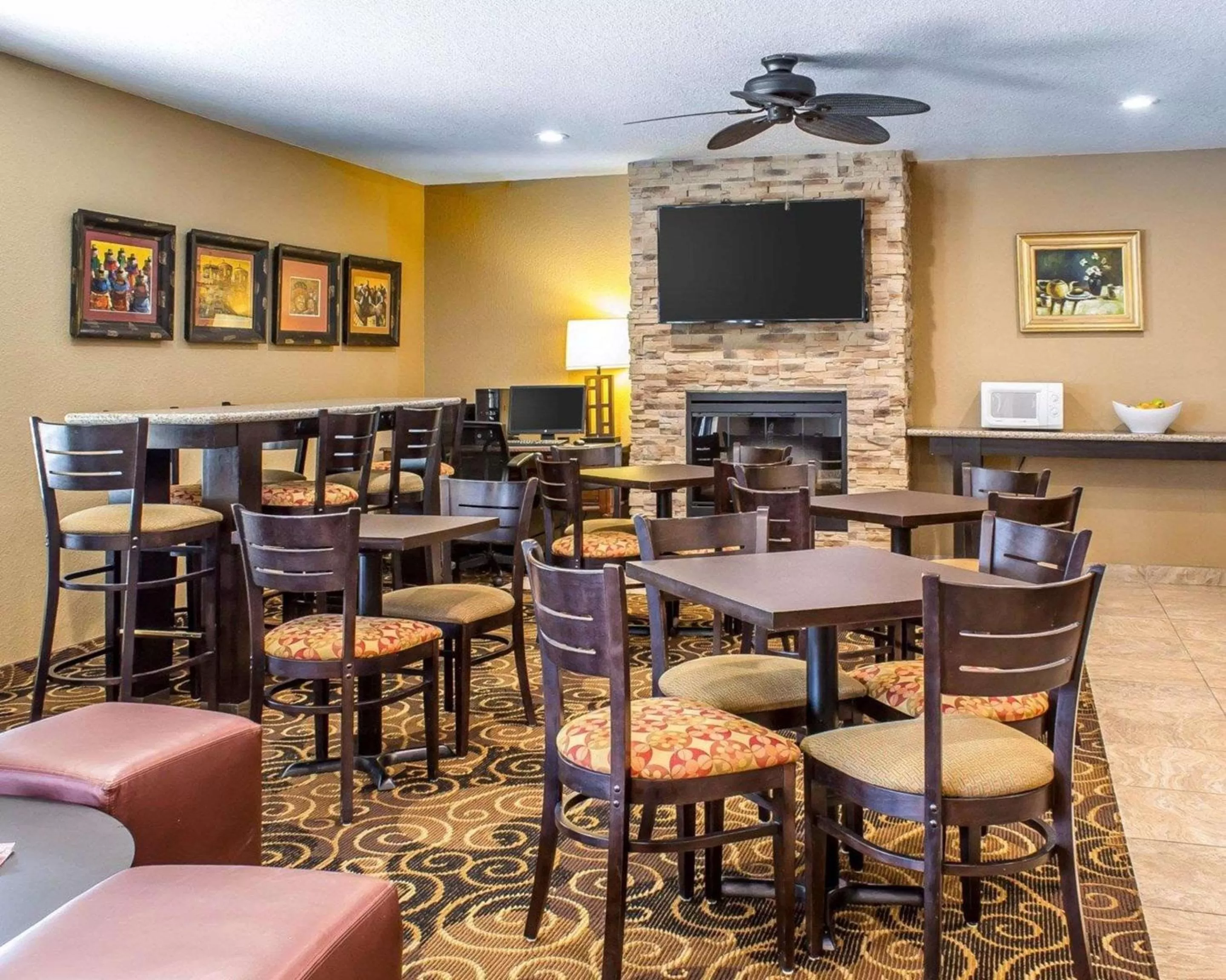 Restaurant/places to eat in Rodeway Inn & Suites near Okoboji Lake