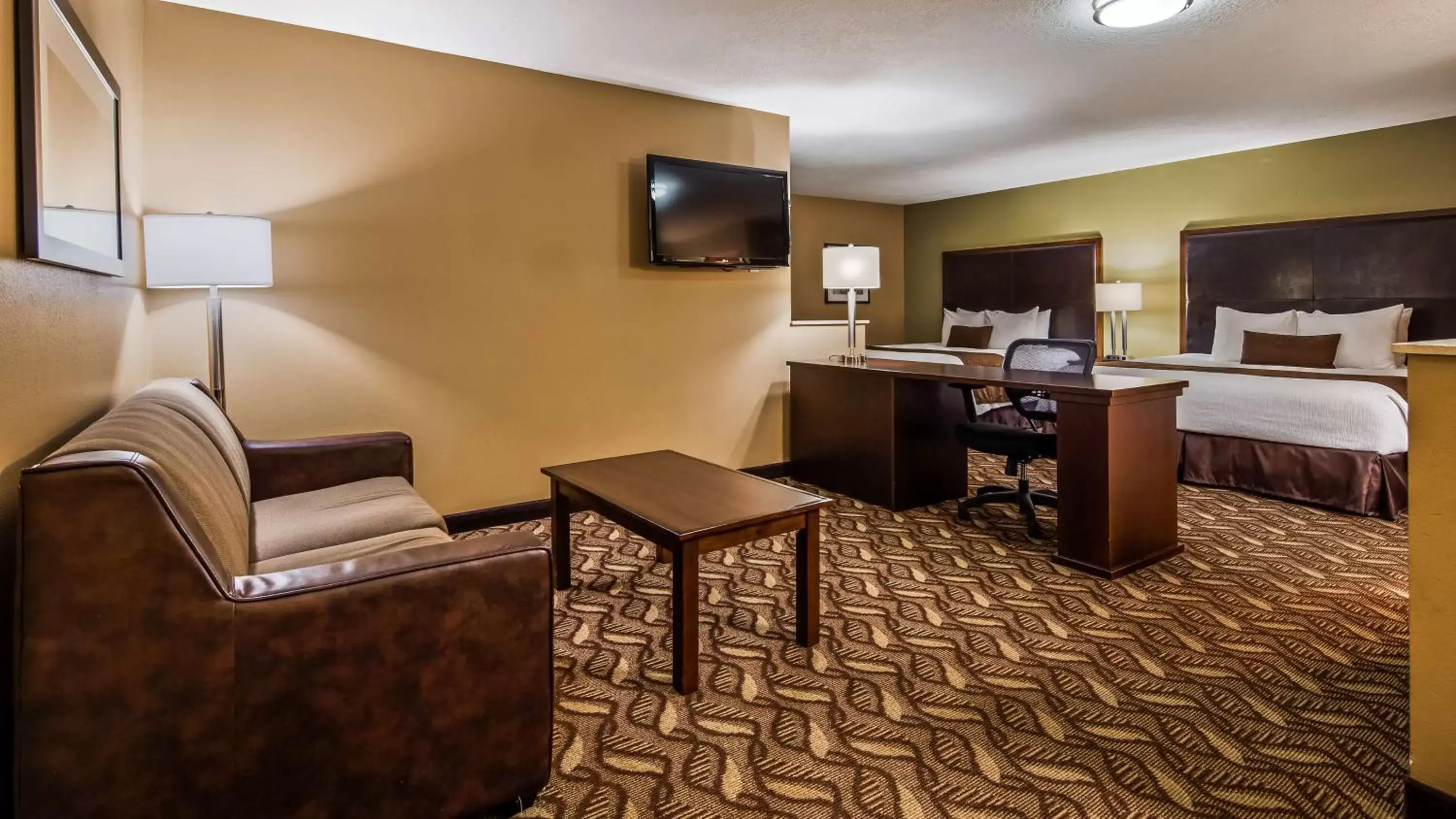 Photo of the whole room, TV/Entertainment Center in Best Western Grand Manor Inn