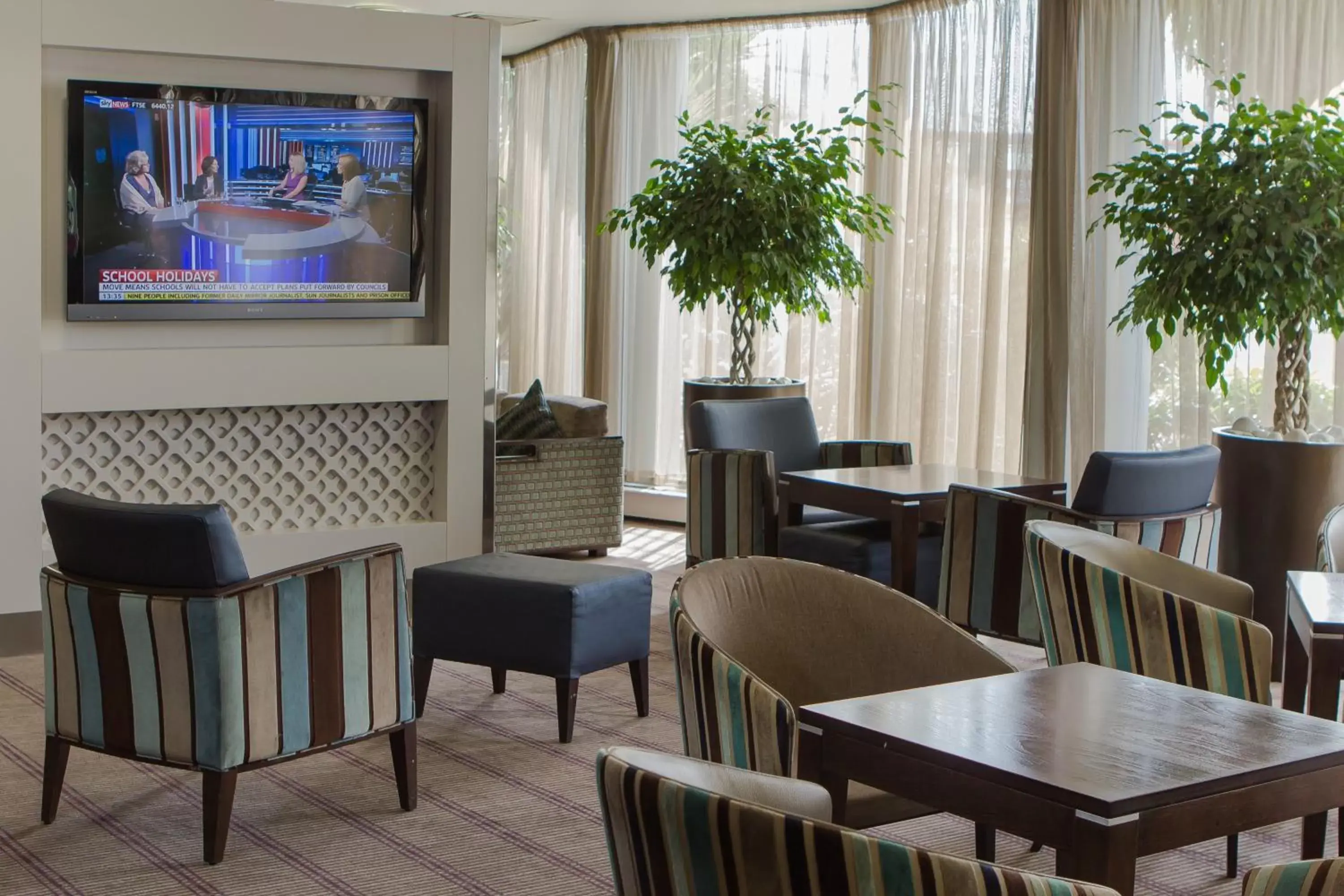 Lobby or reception, Lounge/Bar in Holiday Inn Express Royal Docks, an IHG Hotel