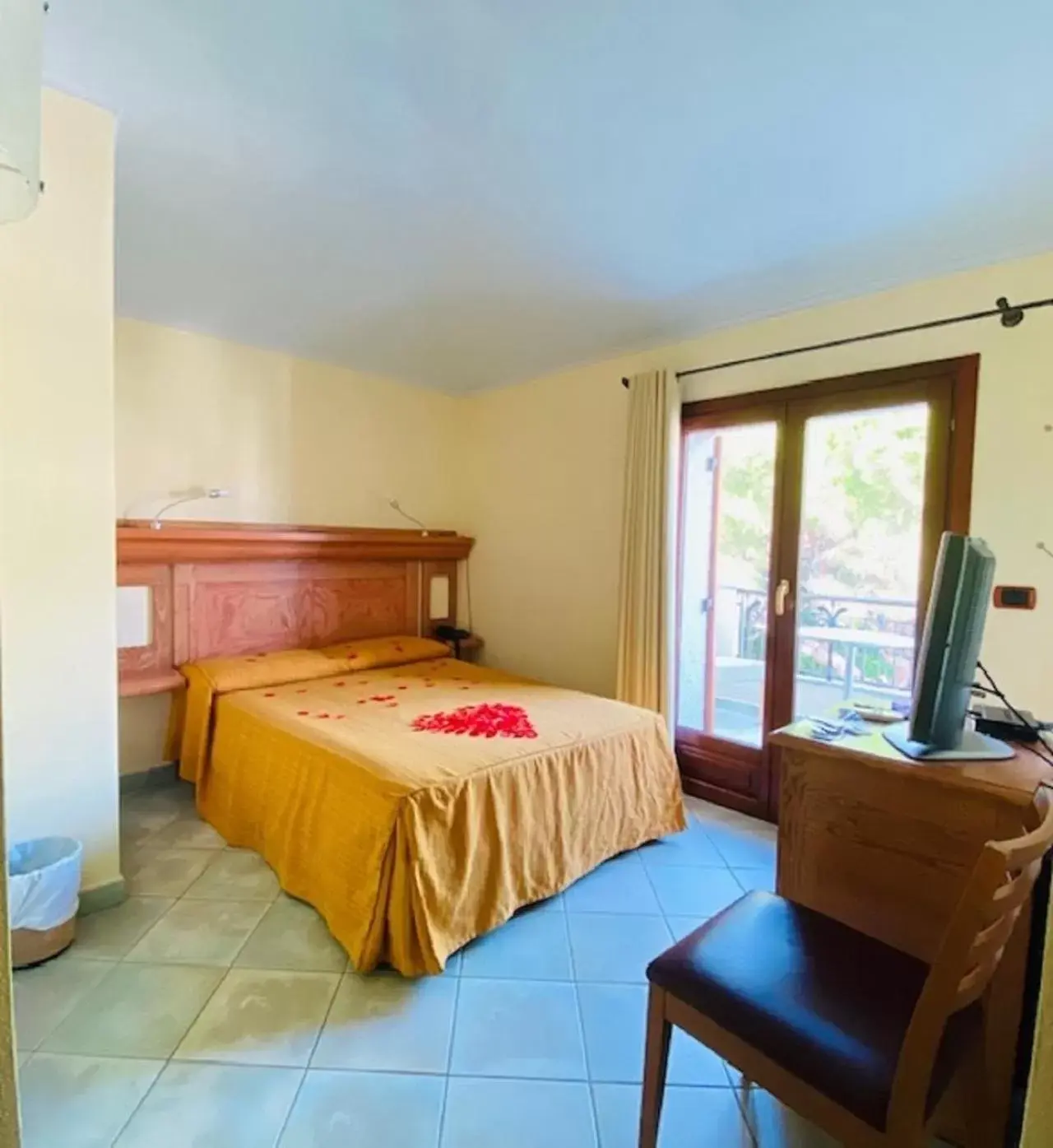 Decorative detail, Bed in Il Nuovo Gabbiano Decorative detail, Bed in Il Nuovo Gabbiano