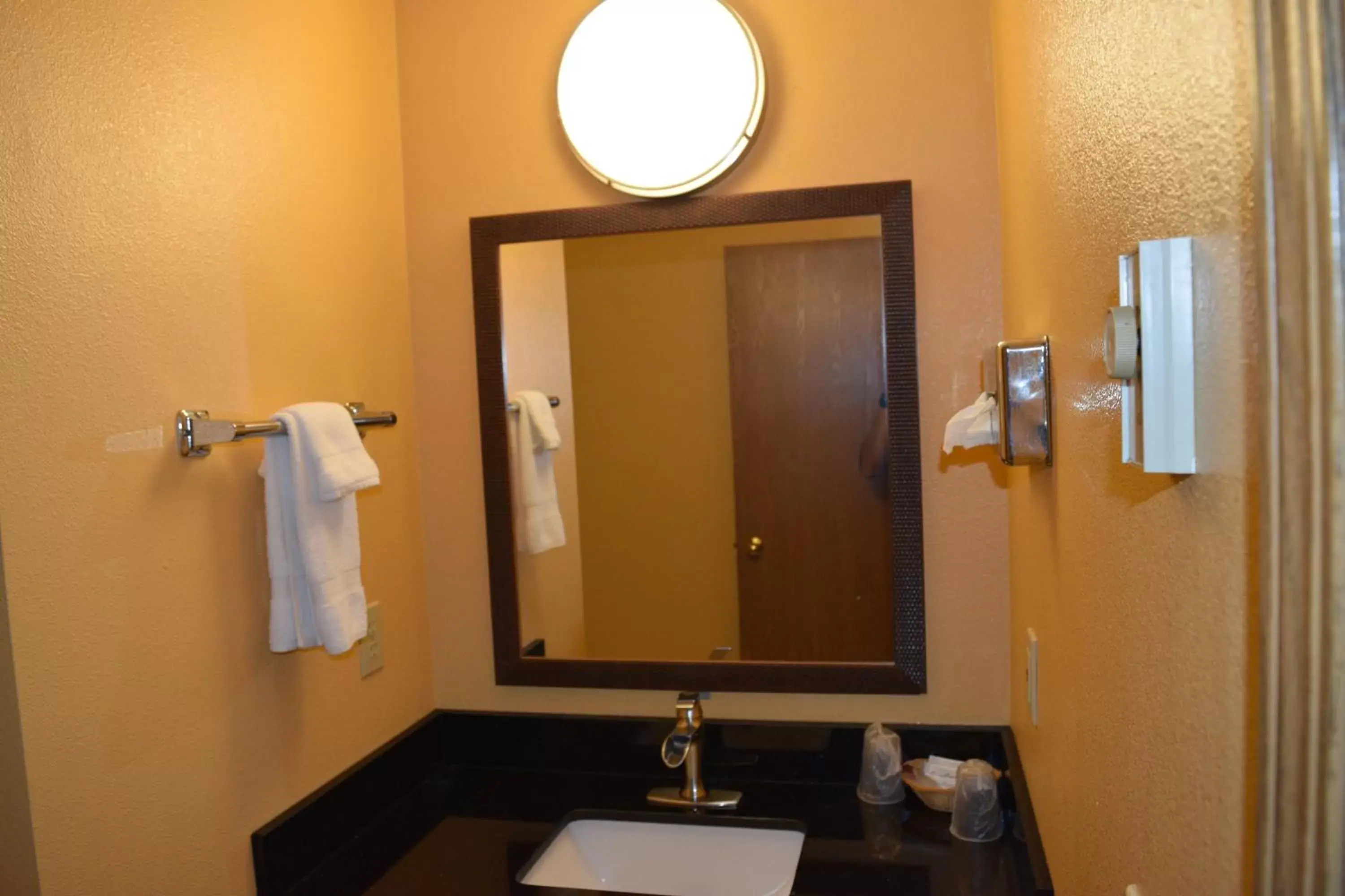 Bathroom in Royal Victorian Motel