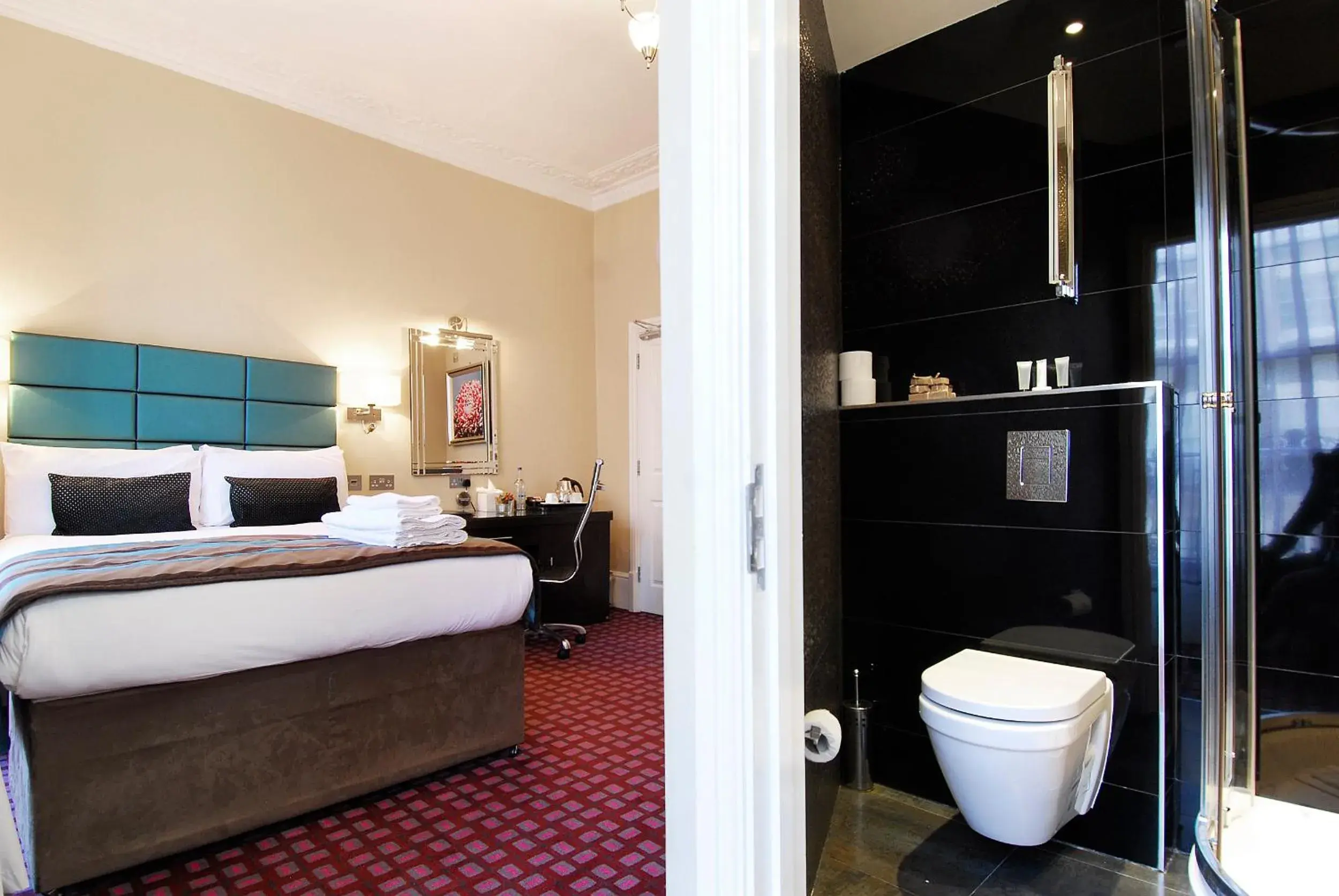 Bed, Bathroom in Astors Belgravia