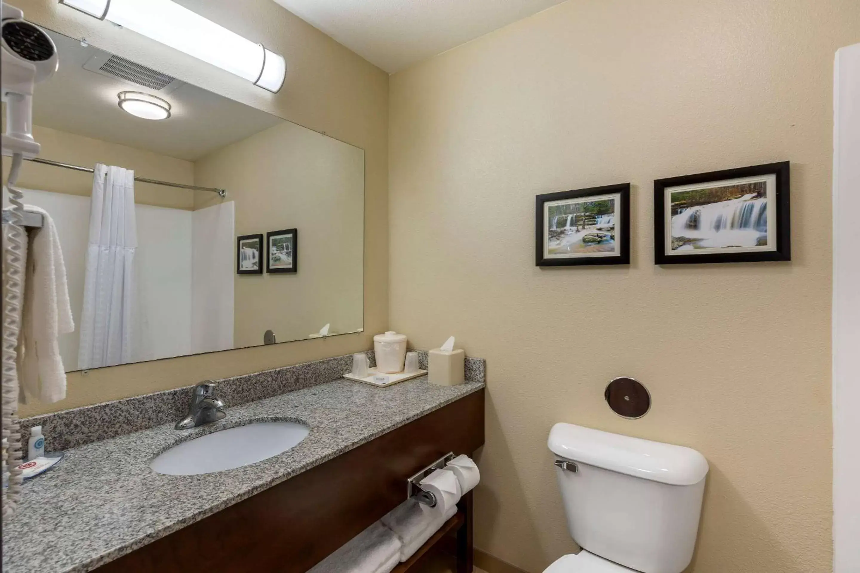 Bathroom in Comfort Inn & Suites Marion I-57