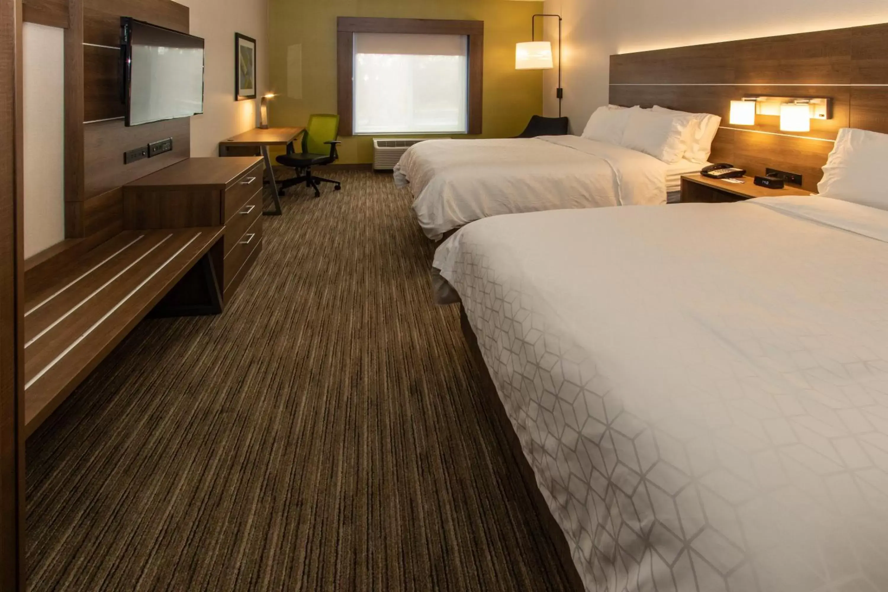 Photo of the whole room, Bed in Holiday Inn Express Hotel & Suites Roseville - Galleria Area, an IHG Hotel