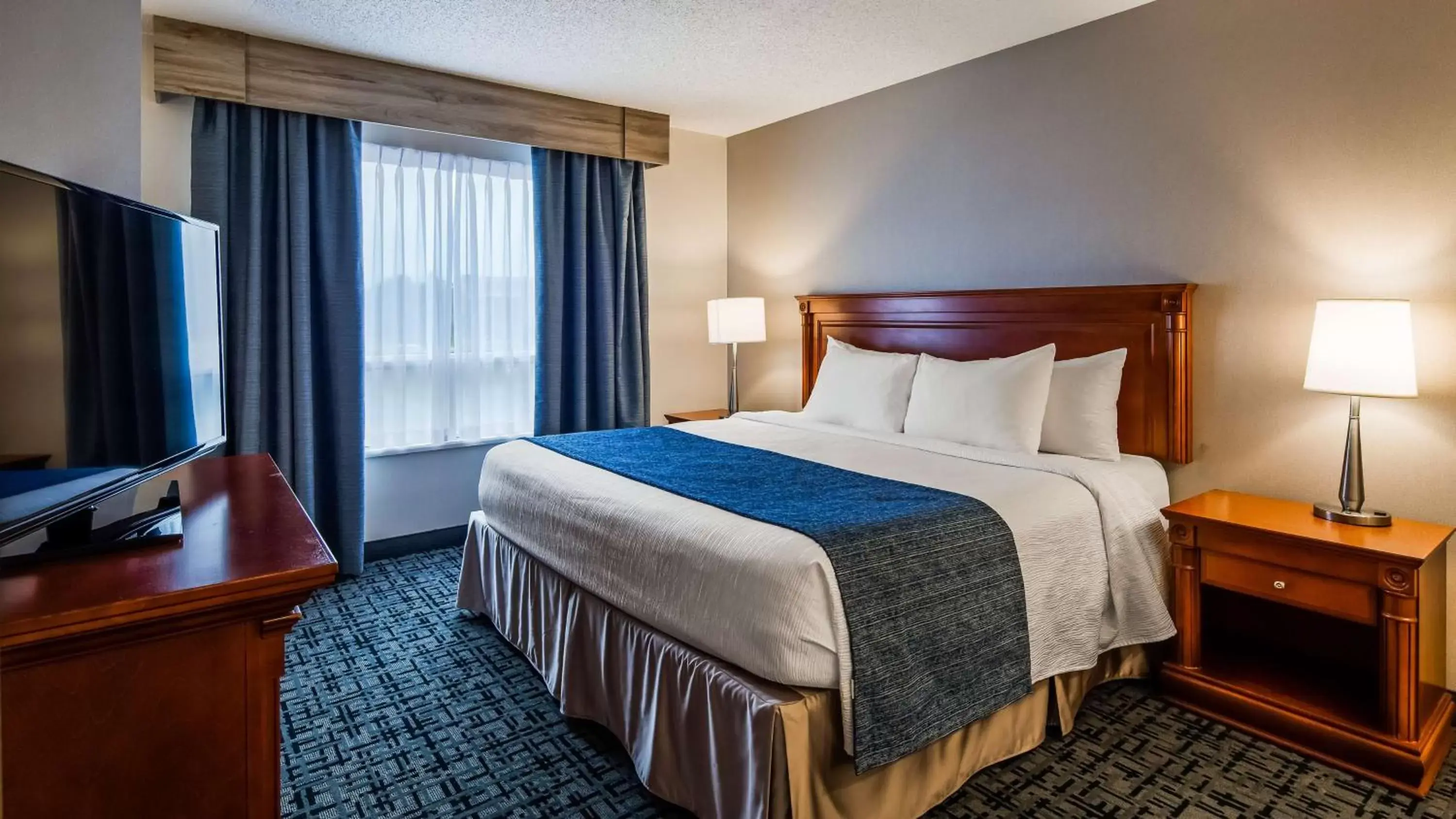 Photo of the whole room, Bed in Best Western Hotel Brossard